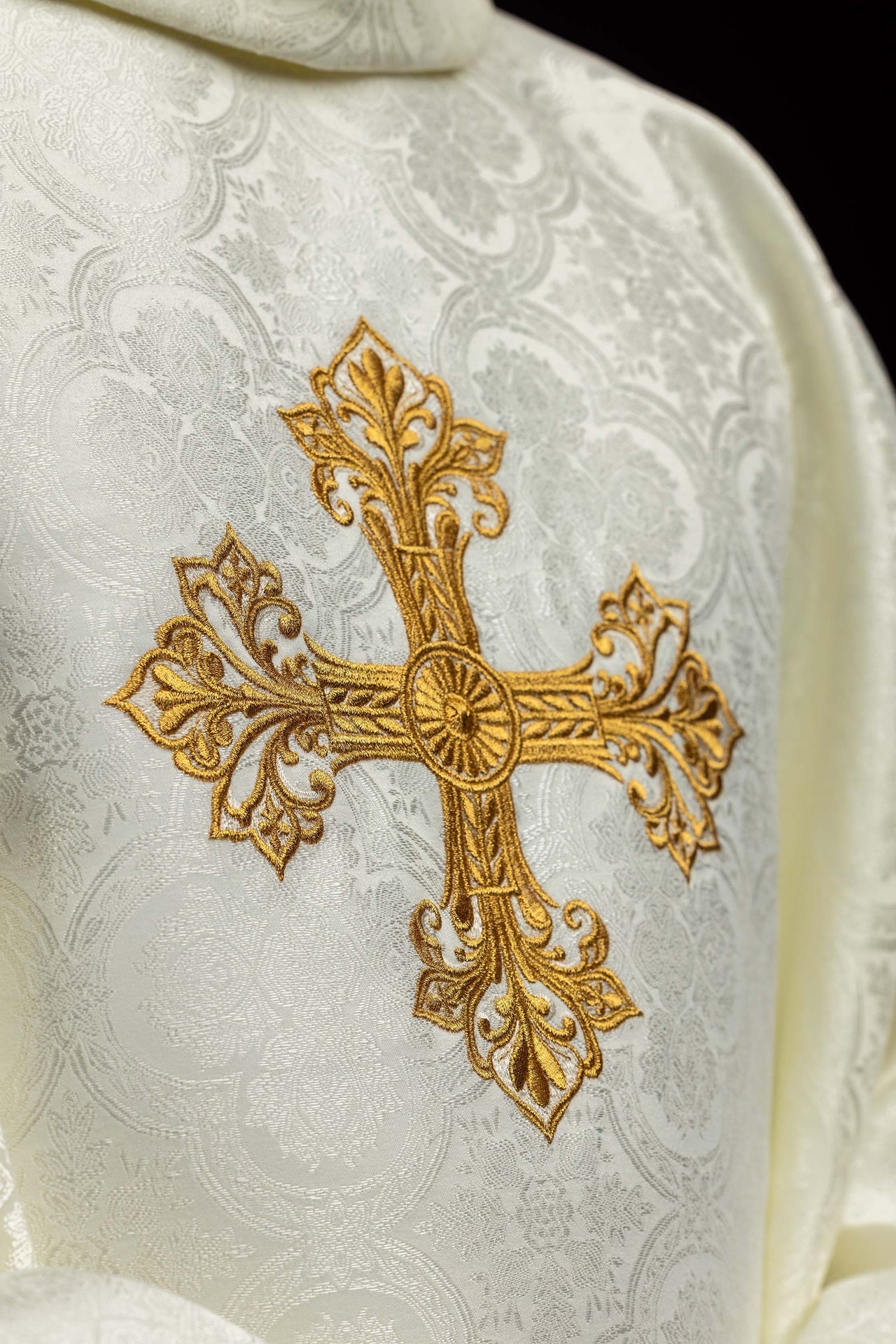 Chasuble écru avec croix tissu jacquard KOR/403/05/11 - CHASUBLES.FR