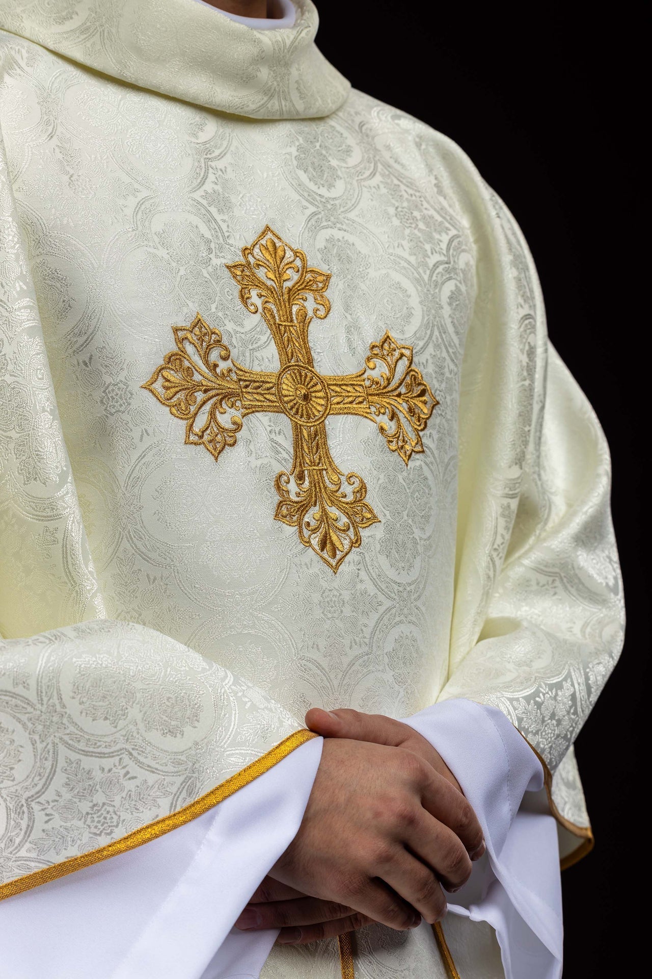 Chasuble écru avec croix tissu jacquard KOR/403/05/11 - CHASUBLES.FR