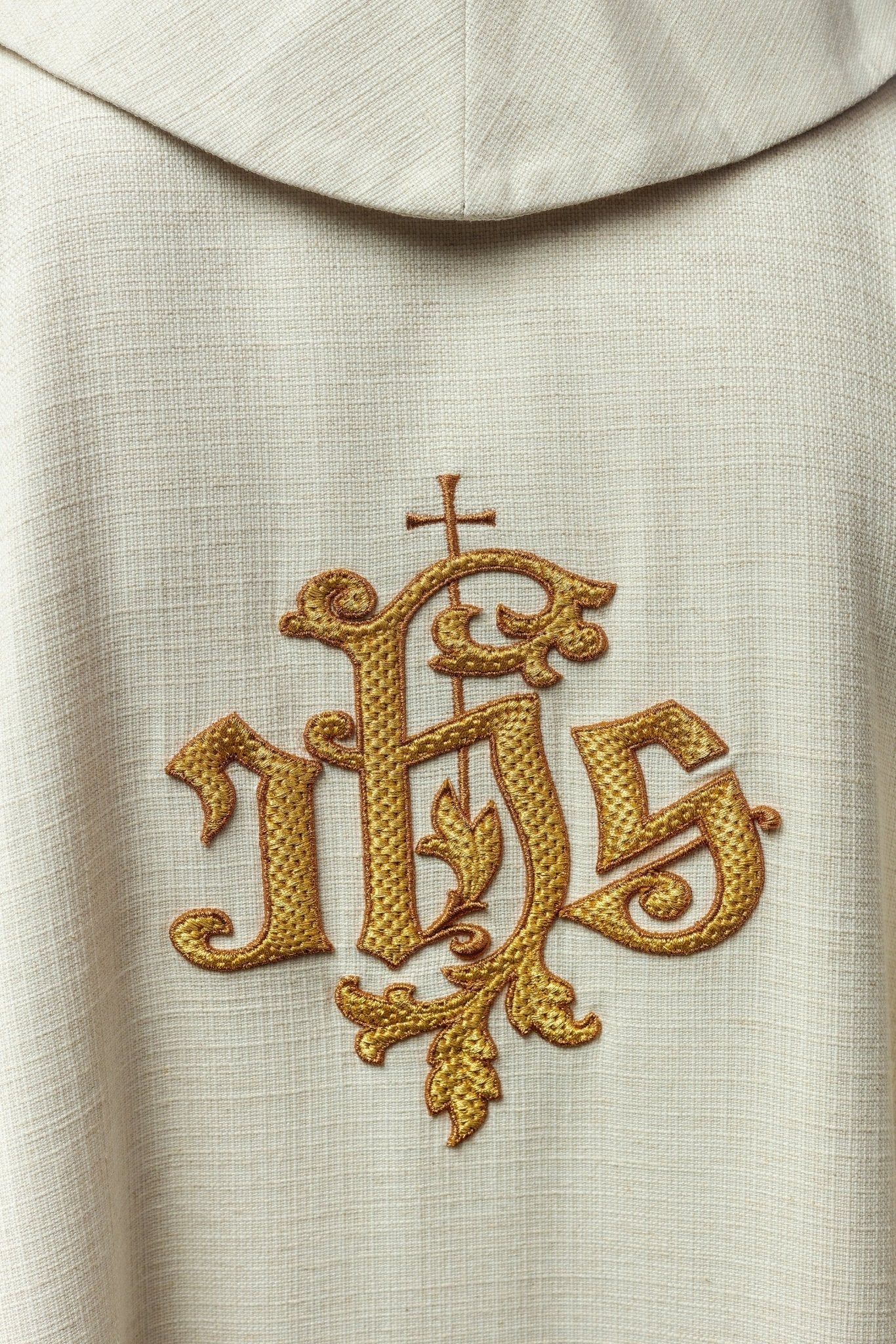 Chasuble écru avec image de Jésus Bon Pasteur avec agneau KOW2/028/05/49 - CHASUBLES.FR