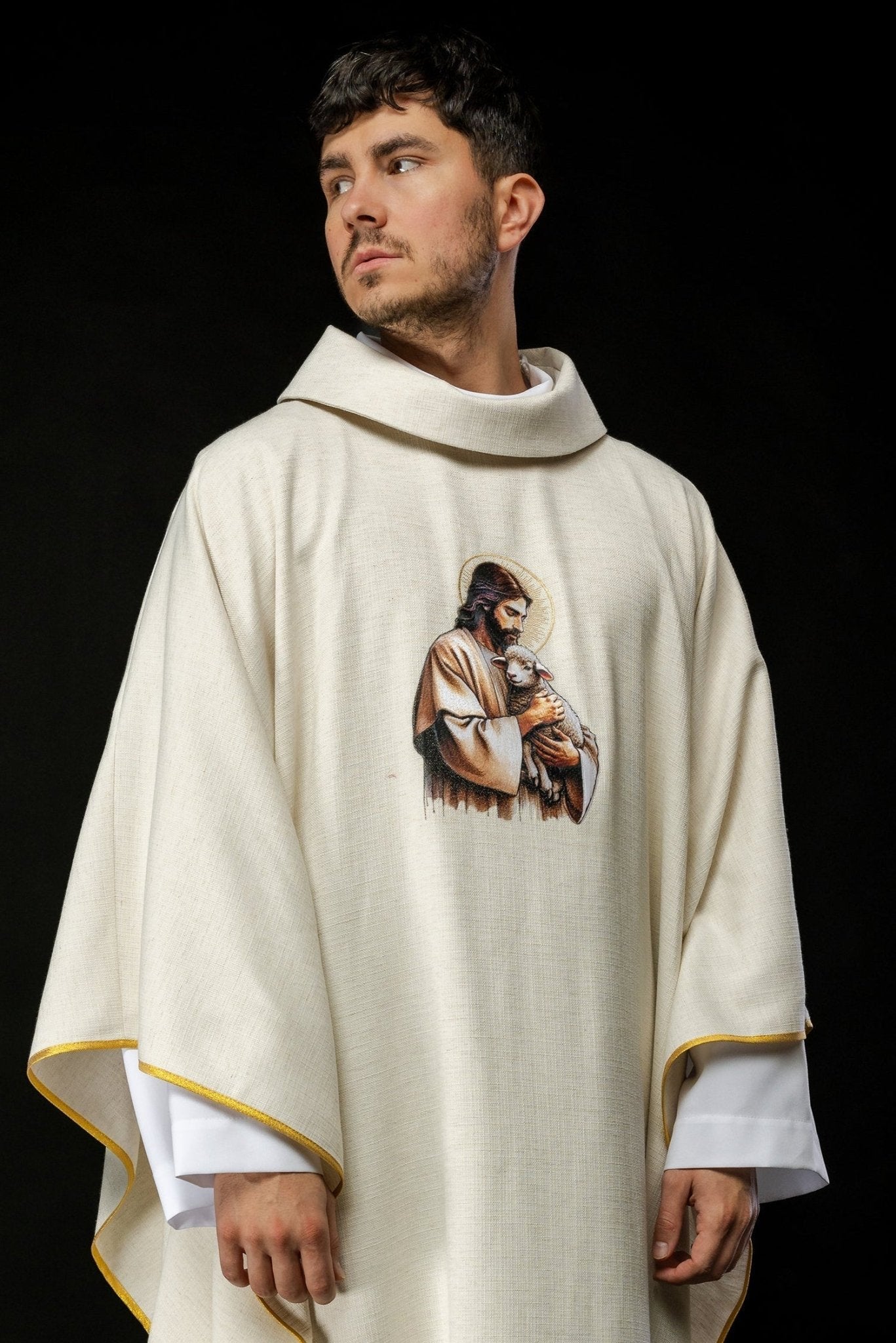 Chasuble écru avec image de Jésus Bon Pasteur avec agneau KOW2/028/05/49 - CHASUBLES.FR