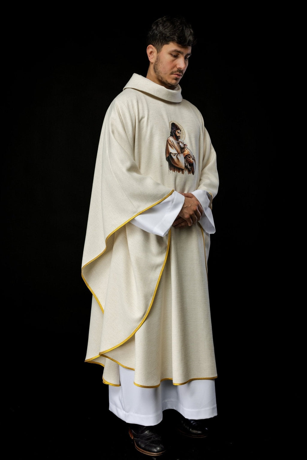 Chasuble écru avec image de Jésus Bon Pasteur avec agneau KOW2/028/05/49 - CHASUBLES.FR