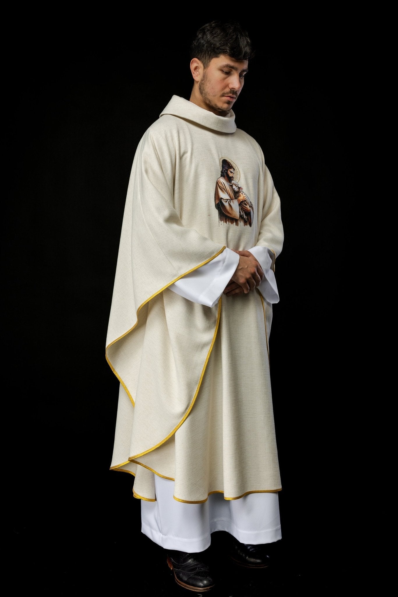 Chasuble écru avec image de Jésus Bon Pasteur avec agneau KOW2/028/05/49 - CHASUBLES.FR