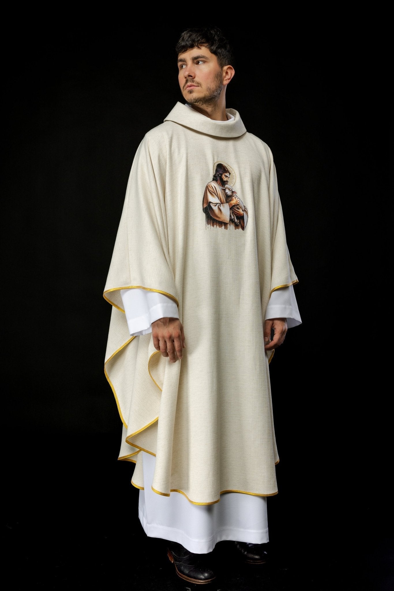 Chasuble écru avec image de Jésus Bon Pasteur avec agneau KOW2/028/05/49 - CHASUBLES.FR