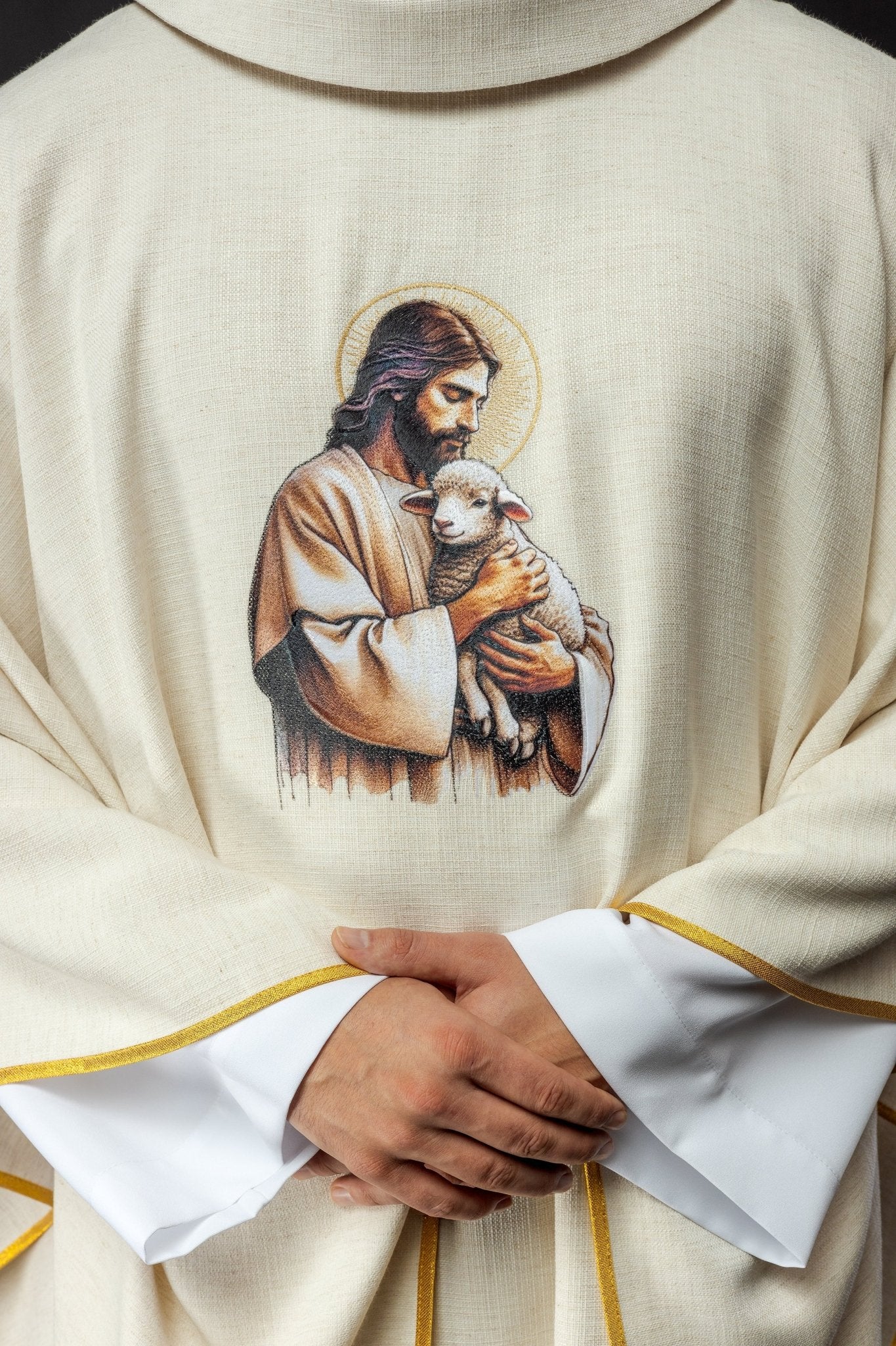Chasuble écru avec image de Jésus Bon Pasteur avec agneau KOW2/028/05/49 - CHASUBLES.FR