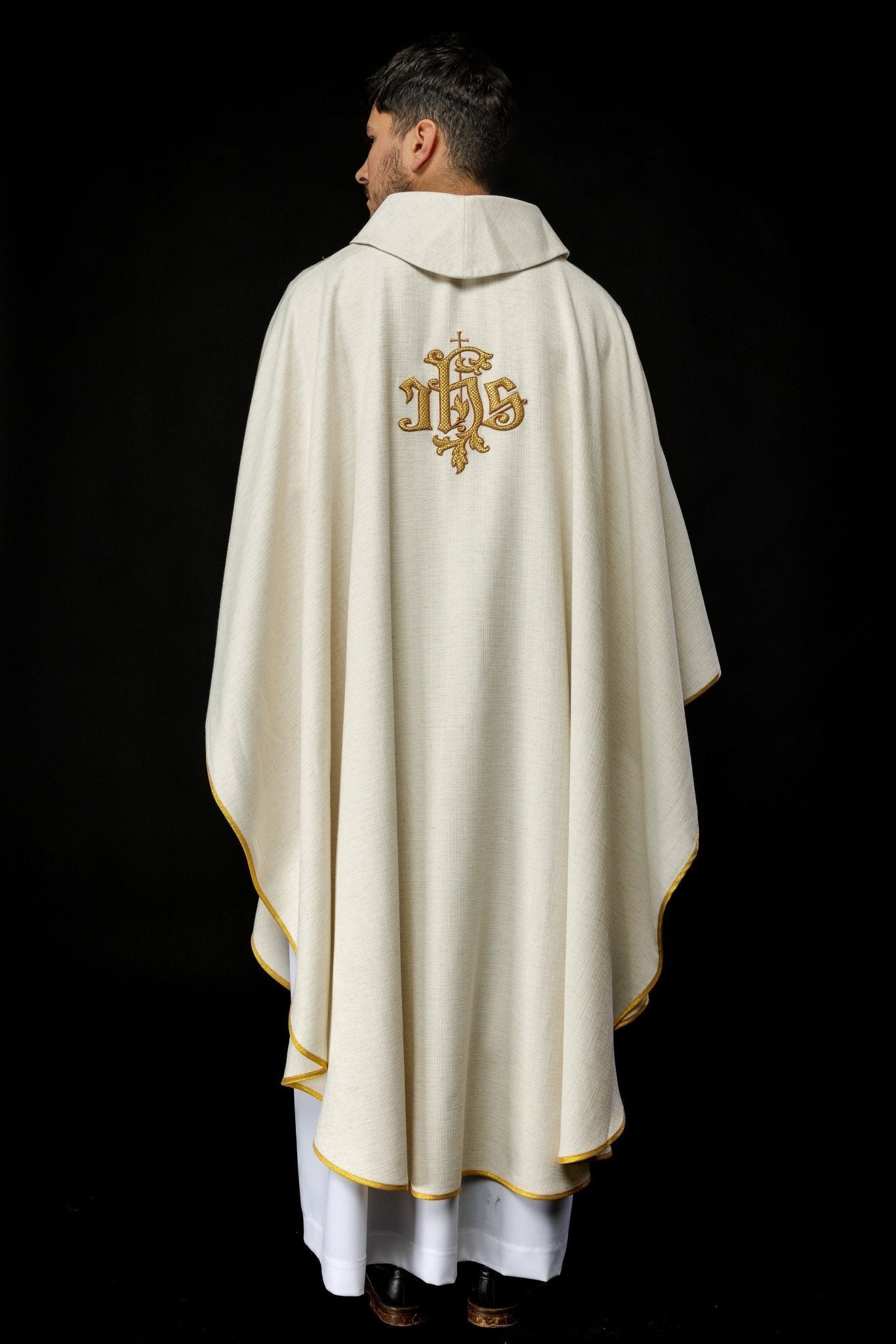 Chasuble écru avec image de Jésus Bon Pasteur avec agneau KOW2/028/05/49 - CHASUBLES.FR