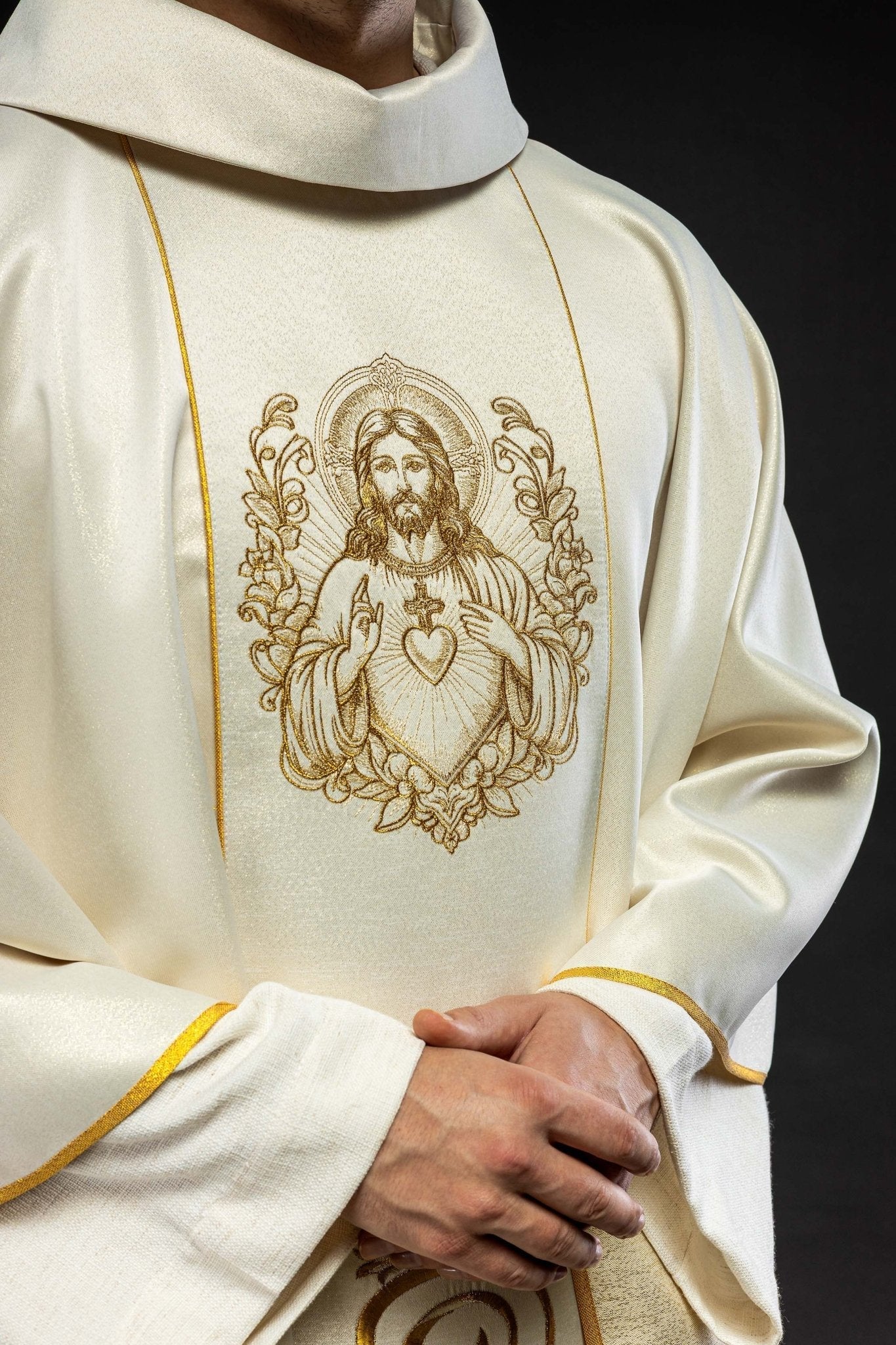Chasuble écru avec image du Sacré - Cœur de Jésus KOW2/035/05/54 - CHASUBLES.FR