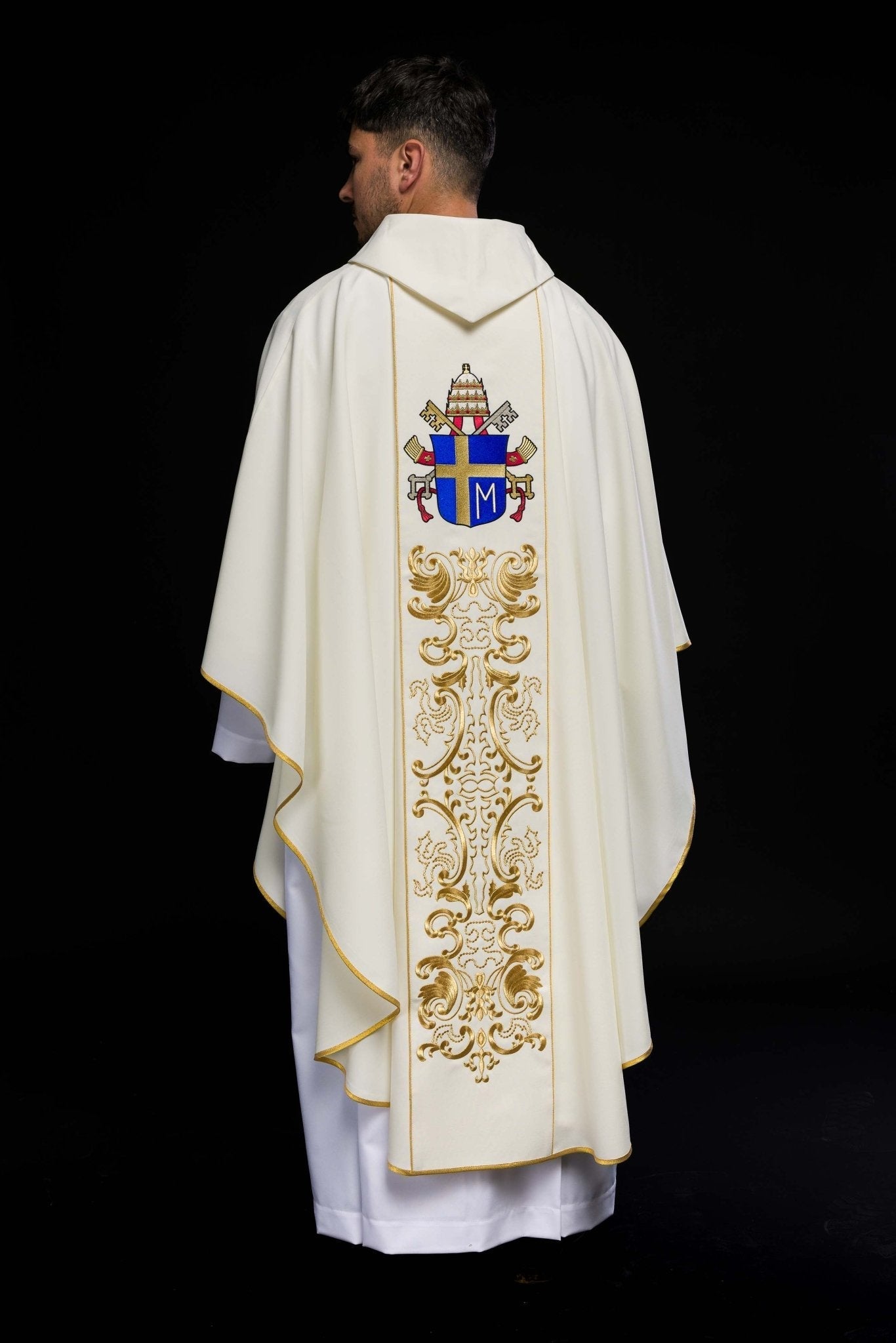 Chasuble ecru avec l'image du pape Jean - Paul II KOR/096/05/01 ECRU - CHASUBLES.FR