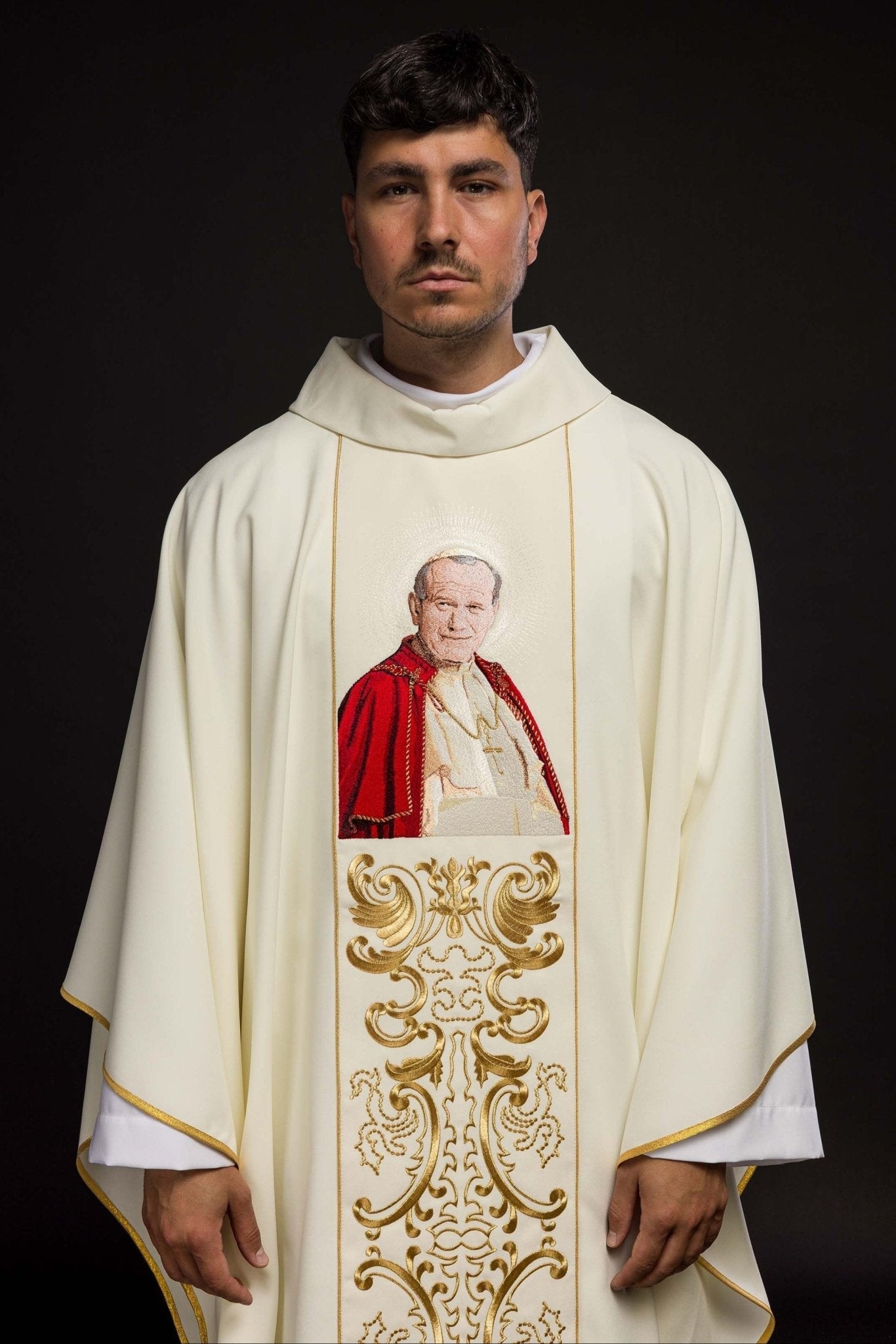Chasuble ecru avec l'image du pape Jean - Paul II KOR/096/05/01 ECRU - CHASUBLES.FR