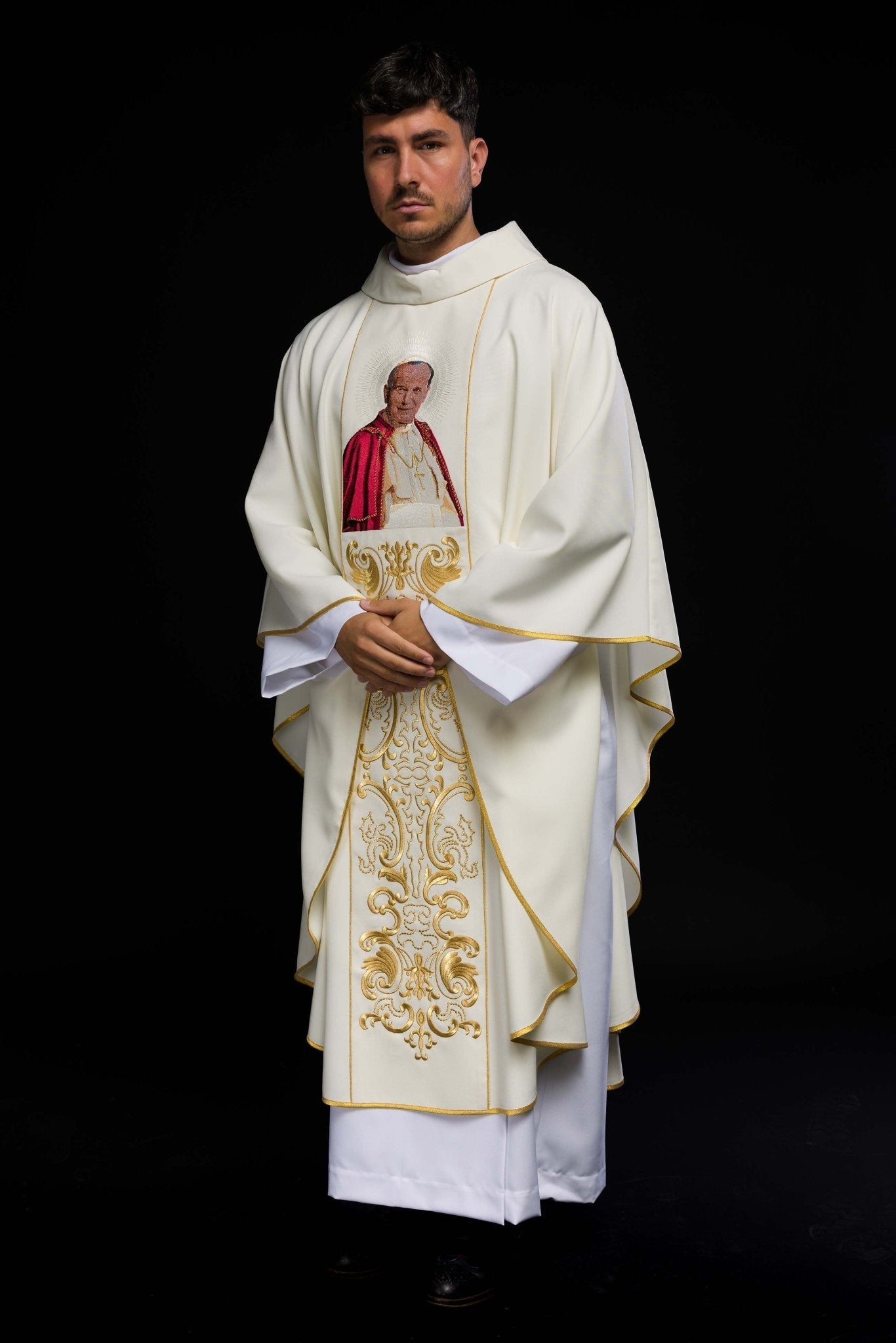 Chasuble ecru avec l'image du pape Jean - Paul II KOR/096/05/01 ECRU - CHASUBLES.FR