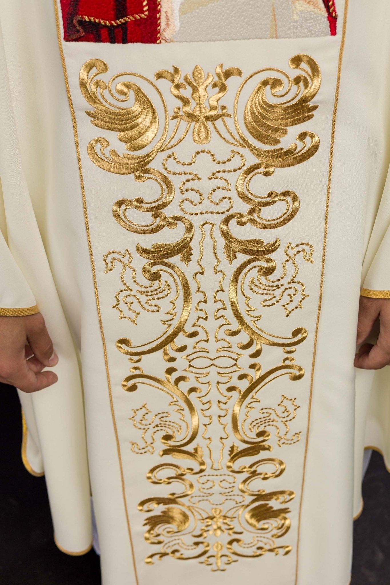 Chasuble ecru avec l'image du pape Jean - Paul II KOR/096/05/01 ECRU - CHASUBLES.FR