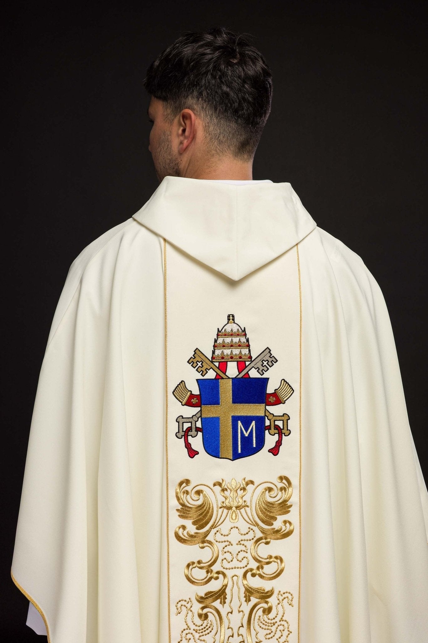 Chasuble ecru avec l'image du pape Jean - Paul II KOR/096/05/01 ECRU - CHASUBLES.FR