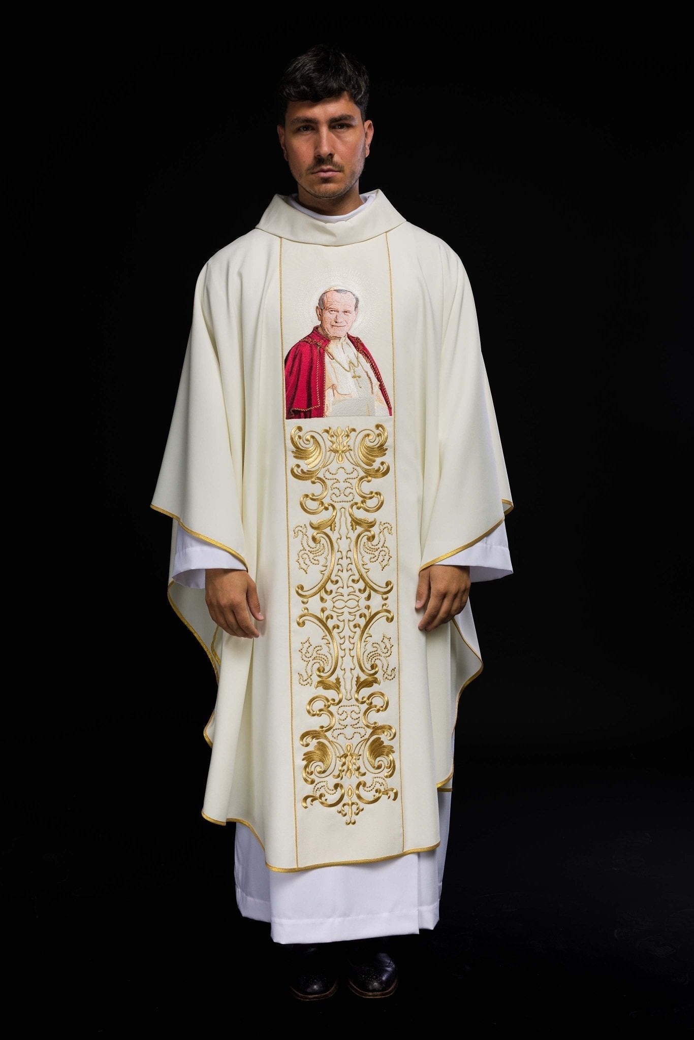 Chasuble ecru avec l'image du pape Jean - Paul II KOR/096/05/01 ECRU - CHASUBLES.FR