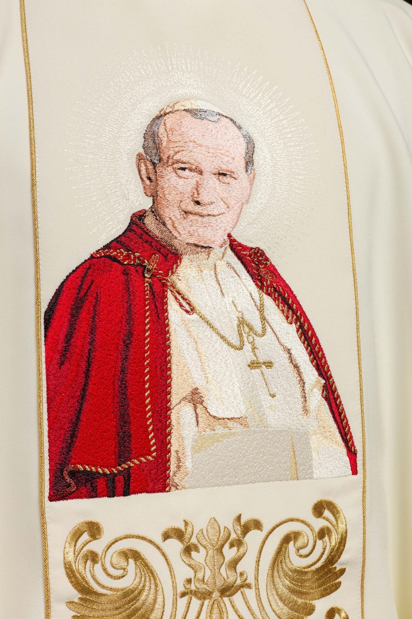Chasuble ecru avec l'image du pape Jean - Paul II KOR/096/05/01 ECRU - CHASUBLES.FR