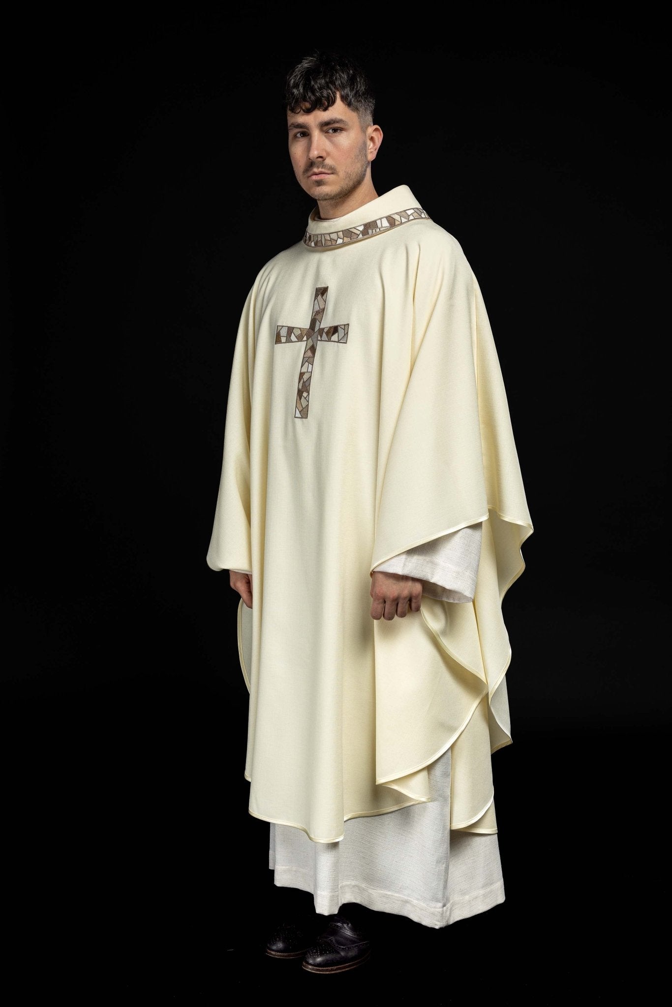 Chasuble écrue à croix brodée KOR/257/05/62 - CHASUBLES.FR
