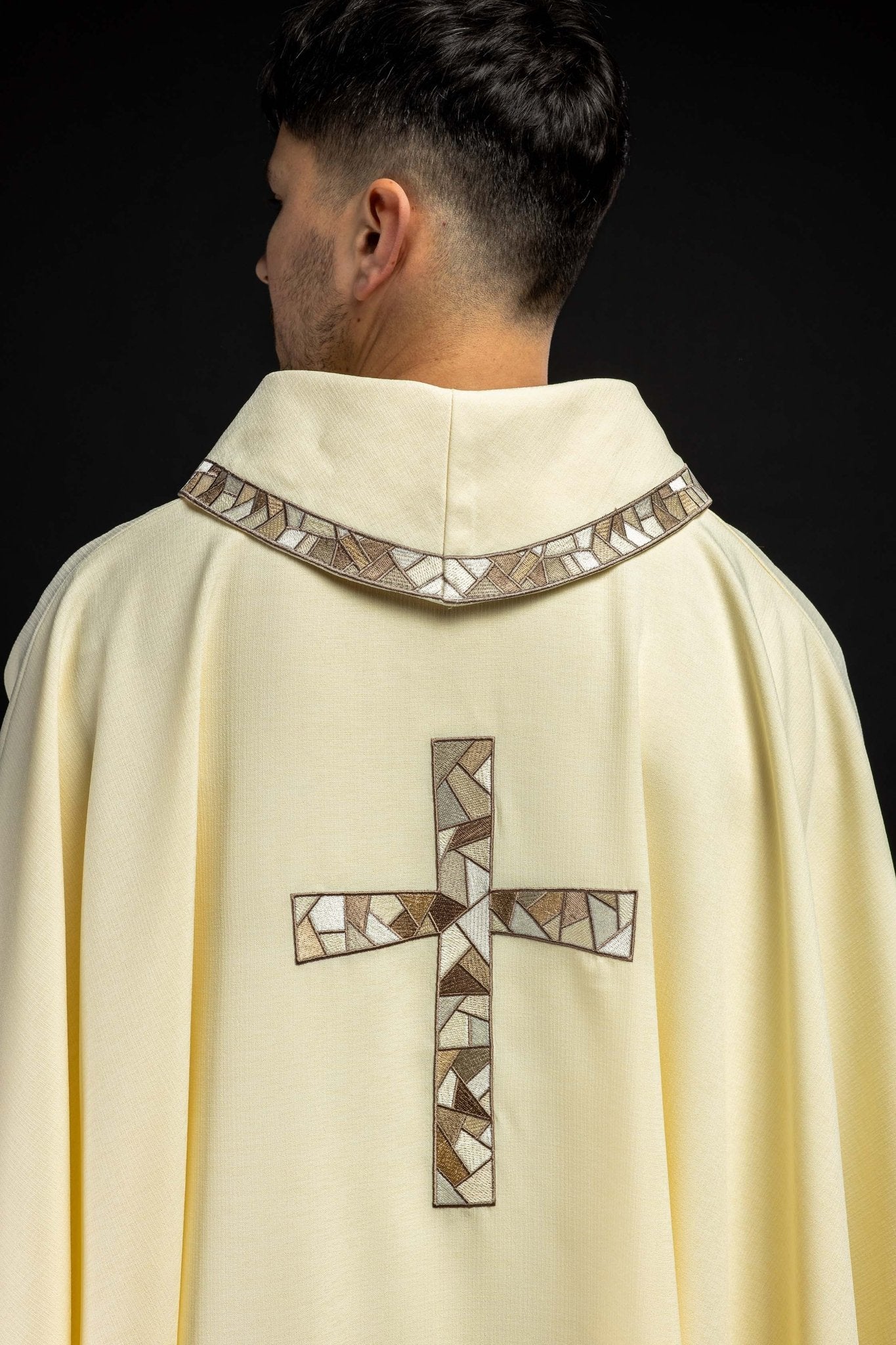 Chasuble écrue à croix brodée KOR/257/05/62 - CHASUBLES.FR