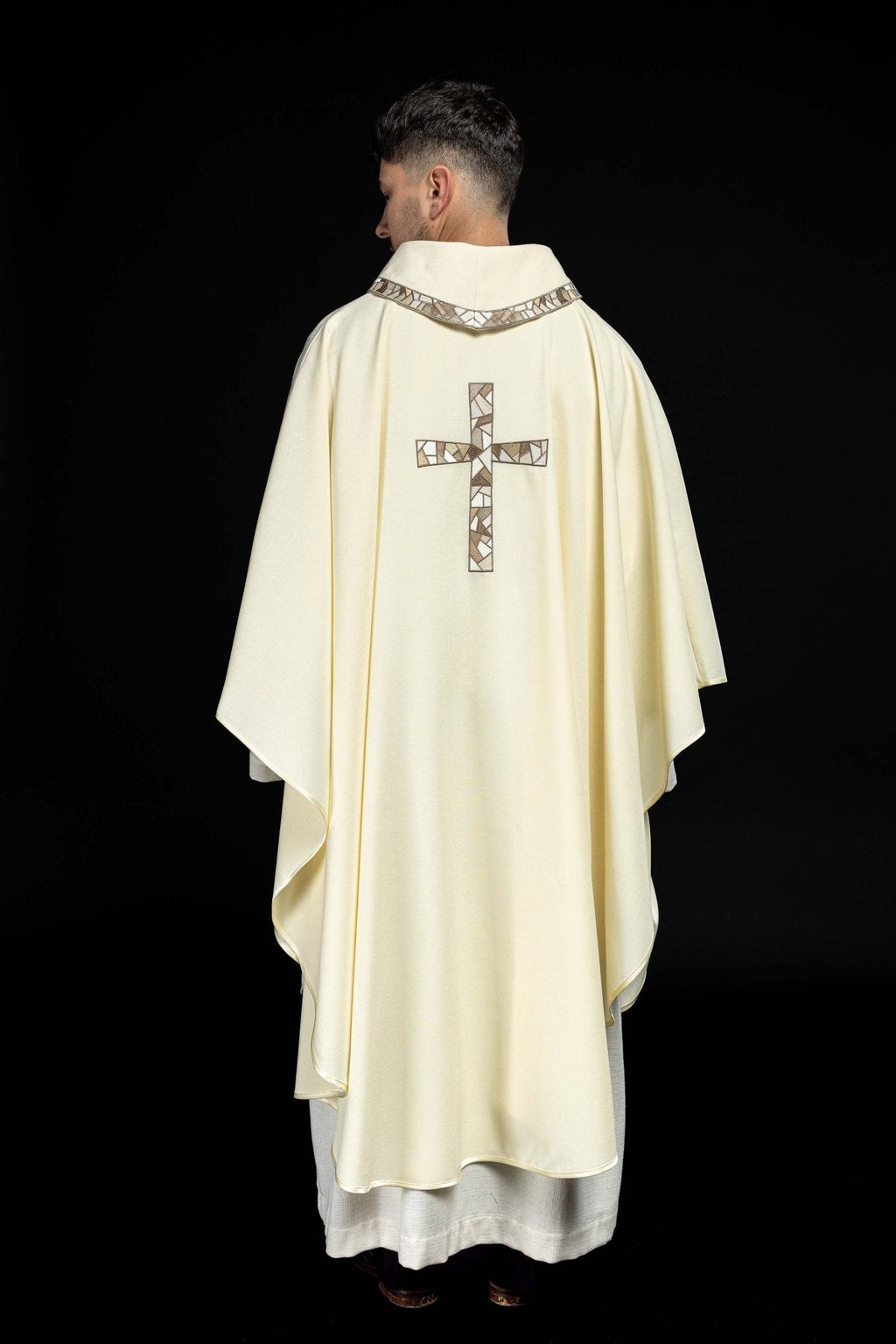 Chasuble écrue à croix brodée KOR/257/05/62 - CHASUBLES.FR