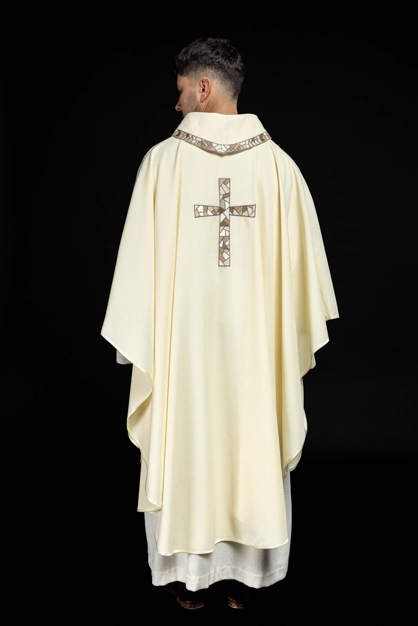 Chasuble écrue à croix brodée KOR/257/05/62 - CHASUBLES.FR