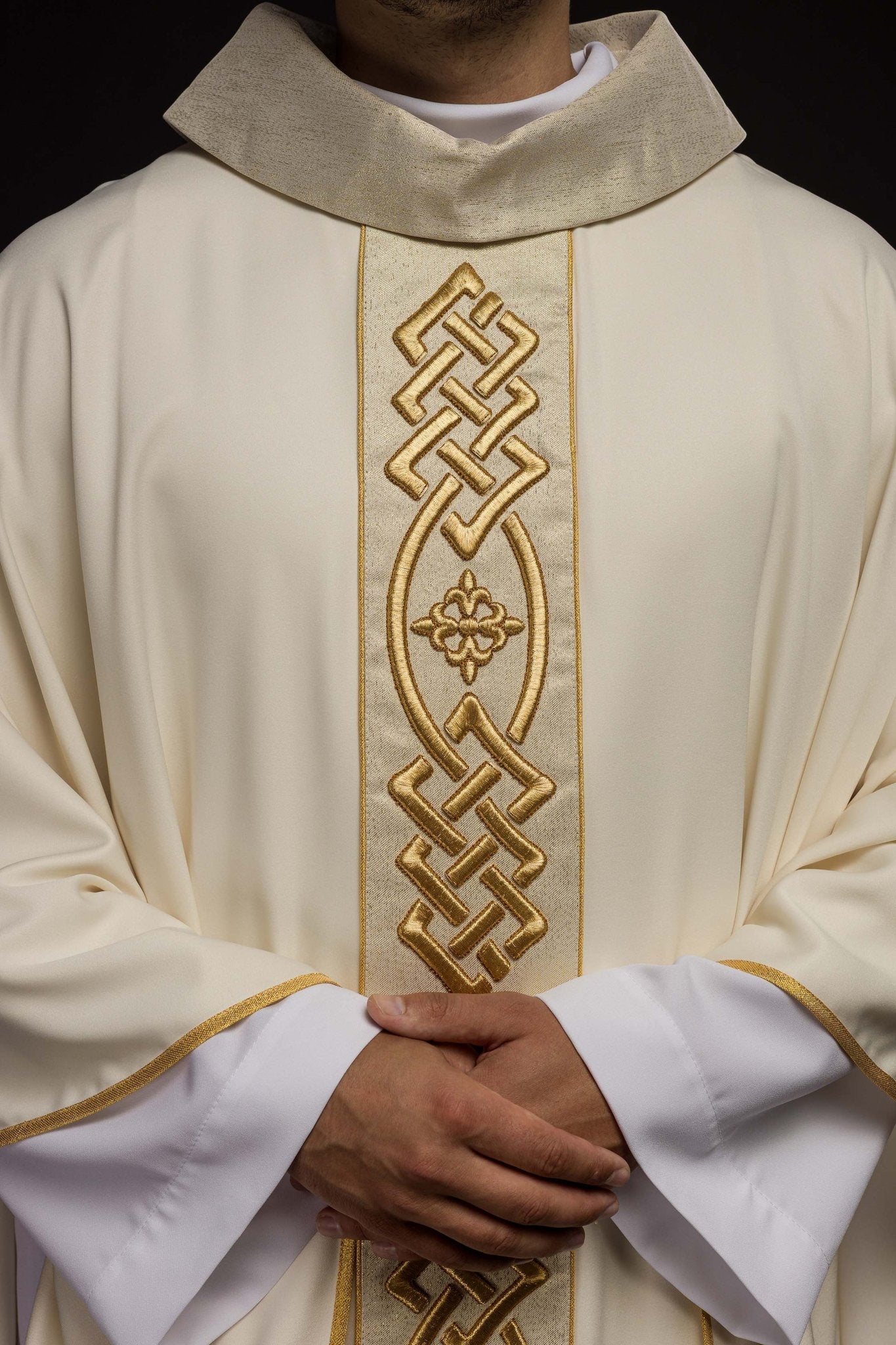 Chasuble écrue à croix brodée KOR/266/05/53 - CHASUBLES.FR