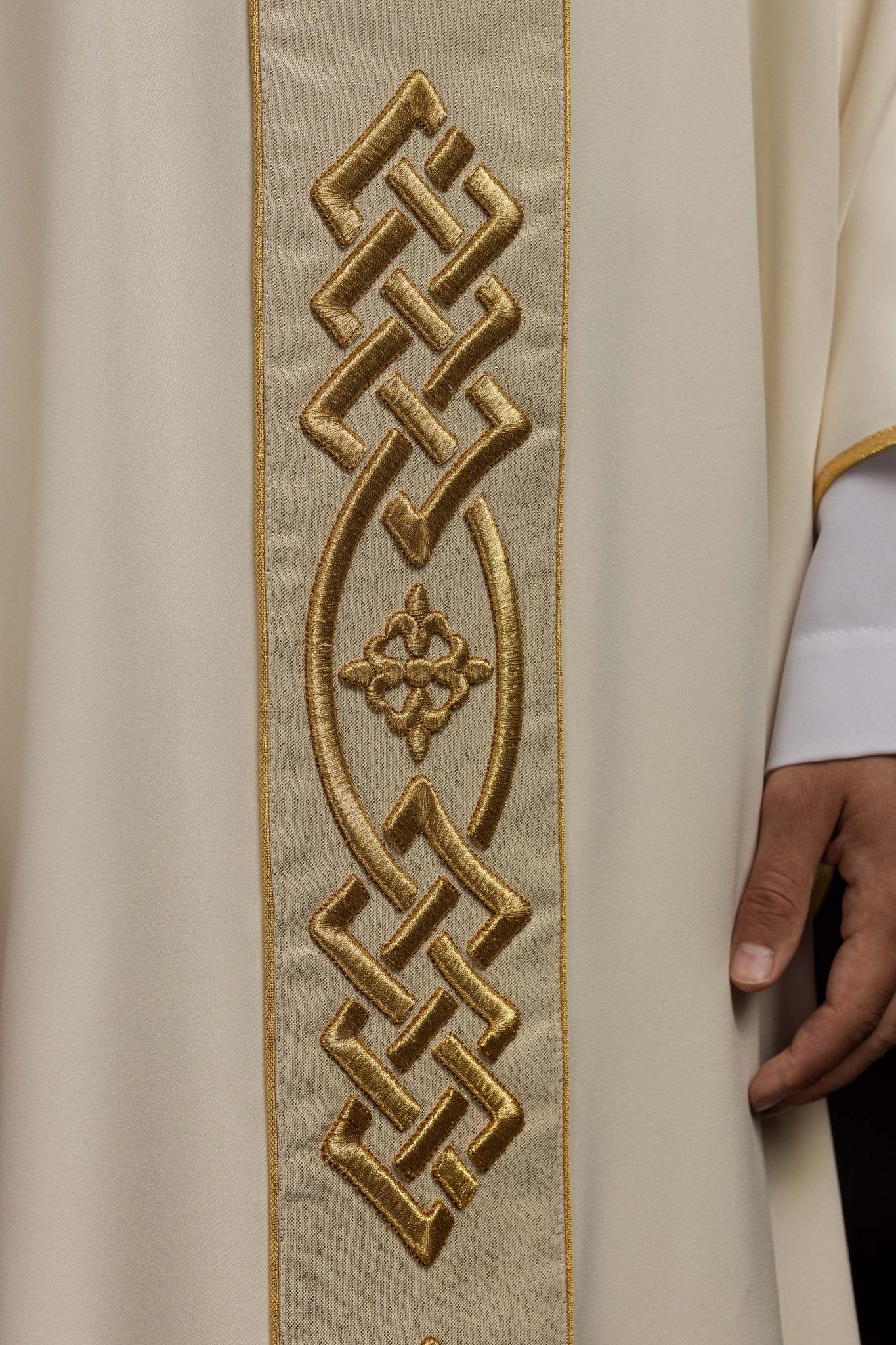 Chasuble écrue à croix brodée KOR/266/05/53 - CHASUBLES.FR