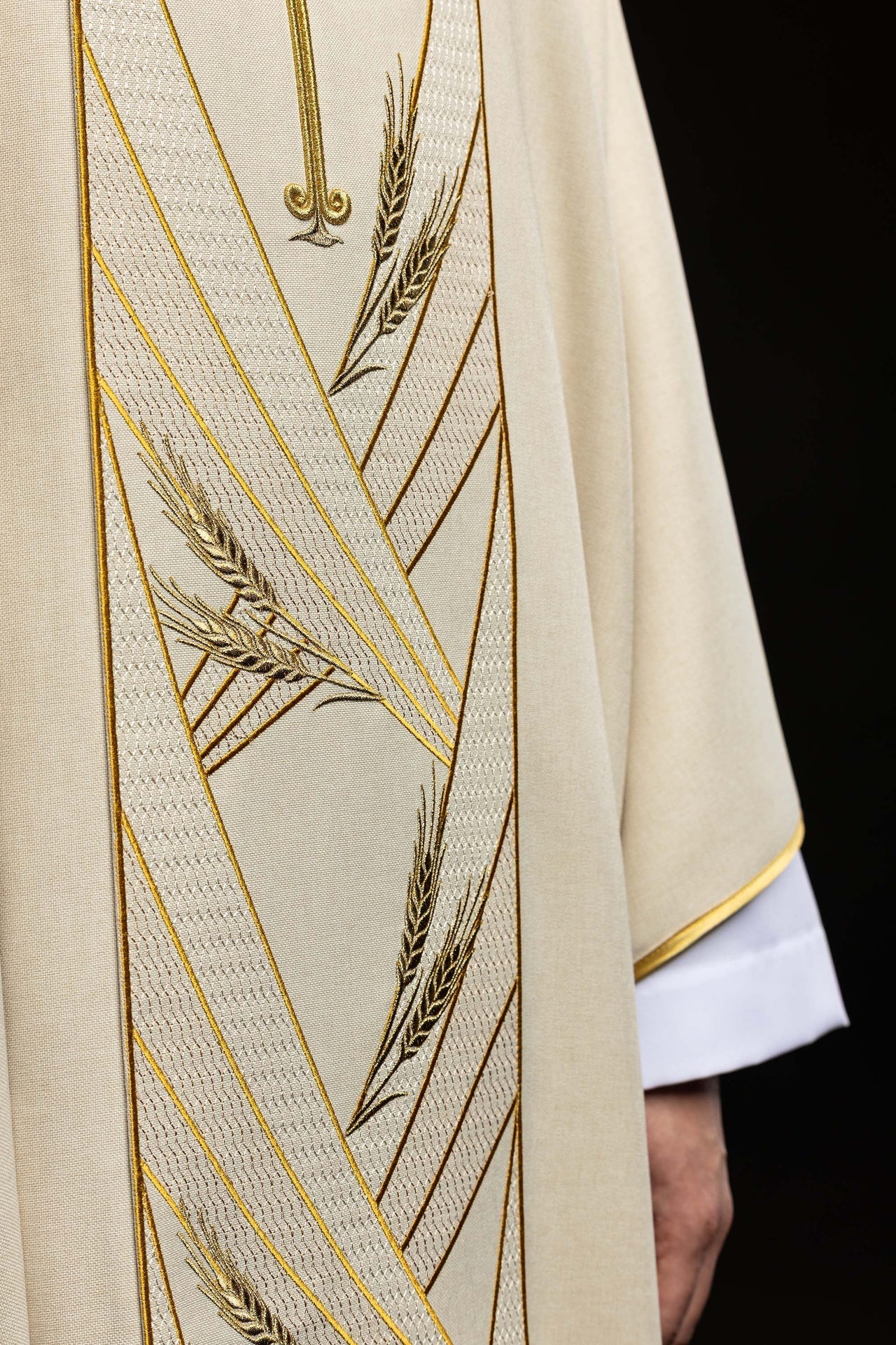 Chasuble écrue avec bande brodée Pax LE/7050/05 - CHASUBLES.FR