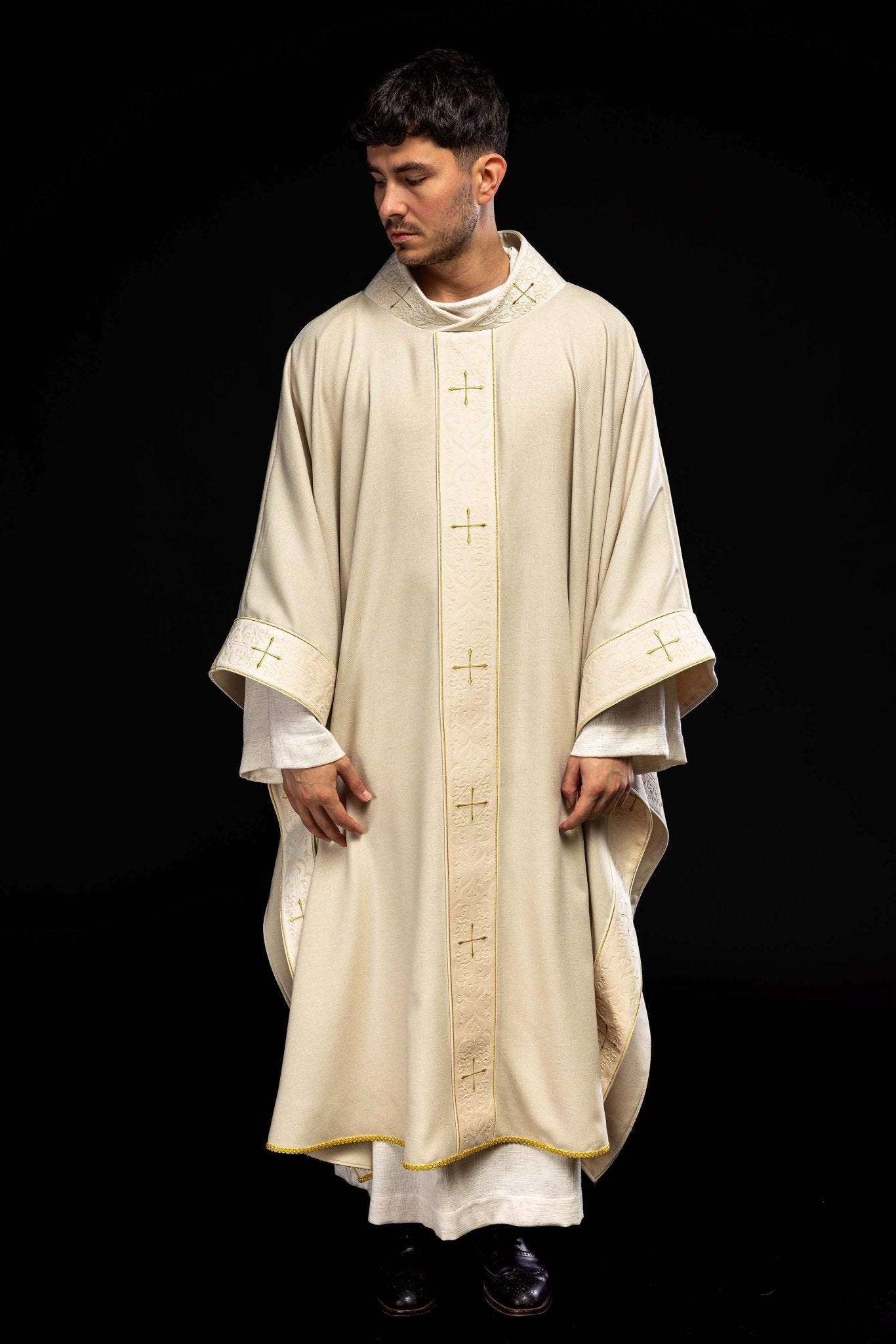 Chasuble écrue avec bande et col brodés de croix LE/7073/05 - CHASUBLES.FR