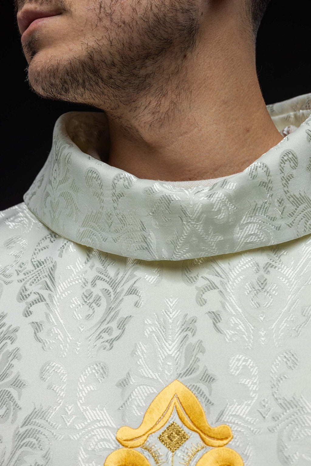 Chasuble écrue avec croix cousue dans un tissu à motifs HIT/197007/05/67 ECRU - CHASUBLES.FR
