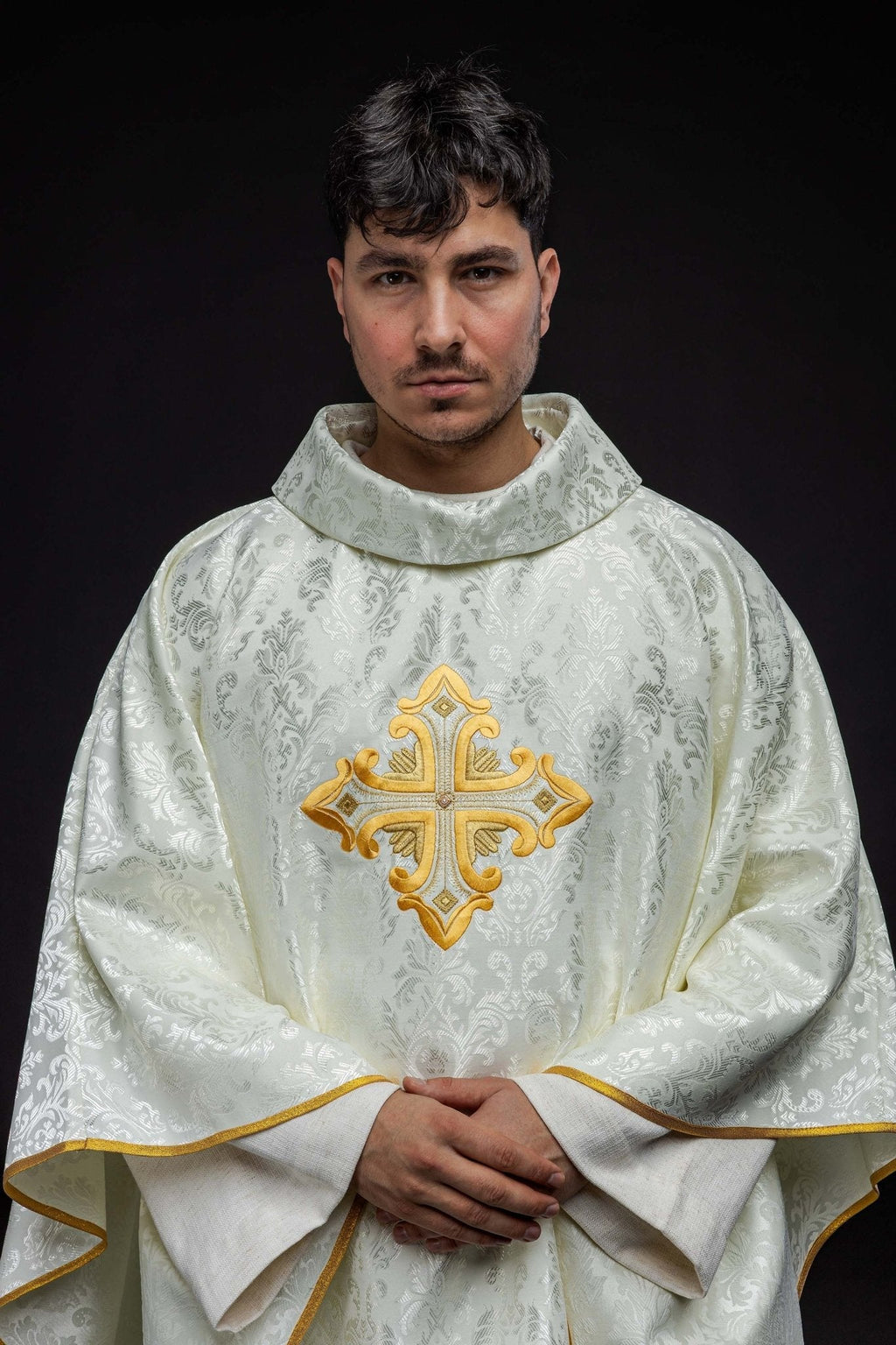 Chasuble écrue avec croix cousue dans un tissu à motifs HIT/197007/05/67 ECRU - CHASUBLES.FR