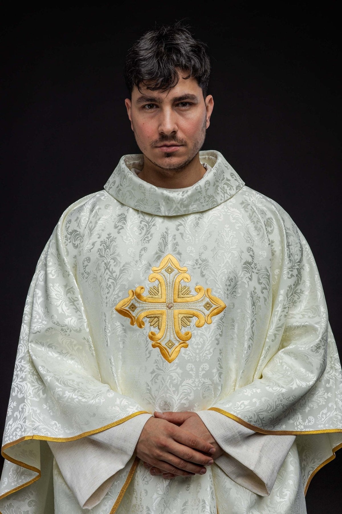 Chasuble écrue avec croix cousue dans un tissu à motifs HIT/197007/05/67 ECRU - CHASUBLES.FR