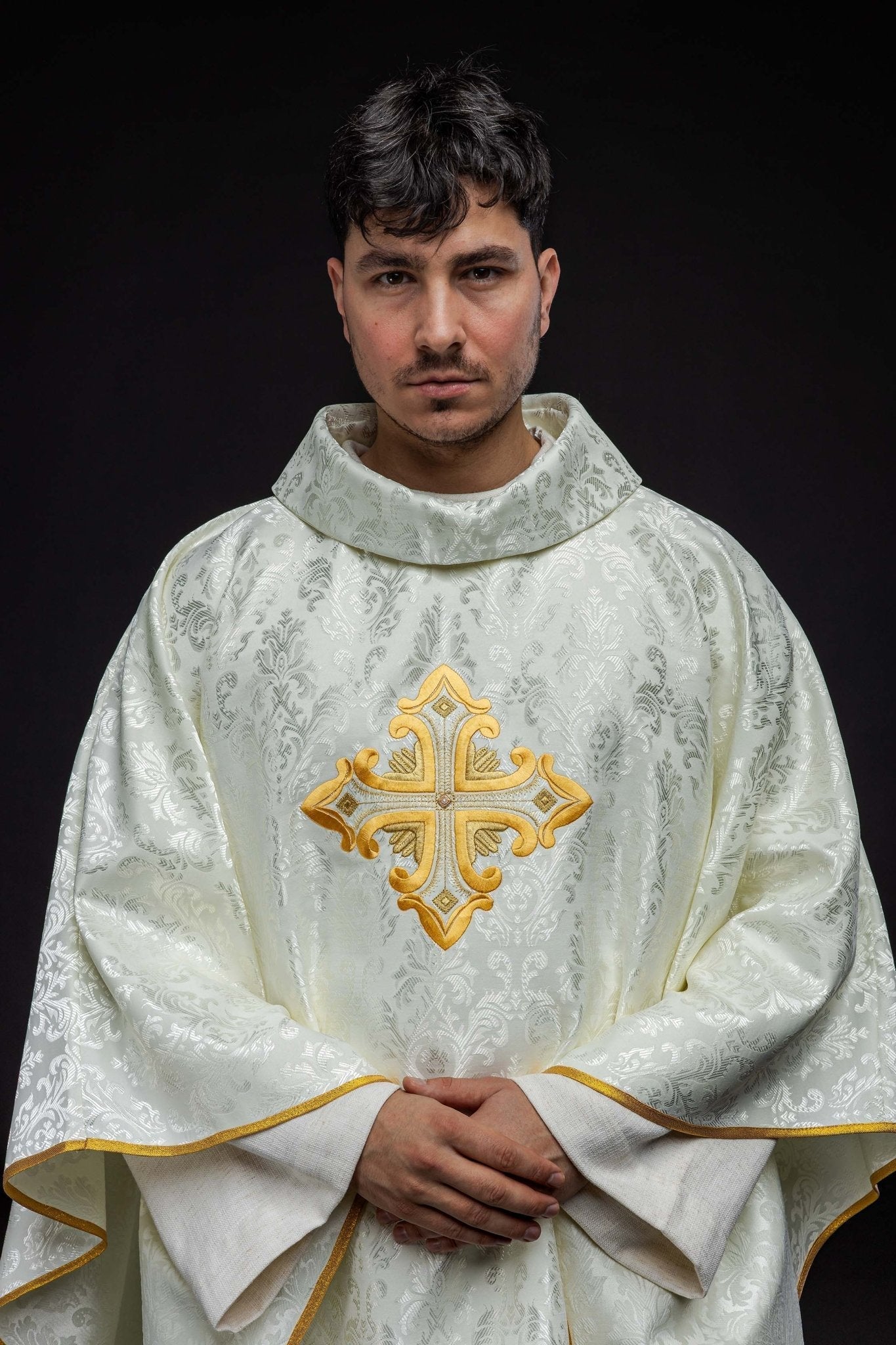 Chasuble écrue avec croix cousue dans un tissu à motifs HIT/197007/05/67 ECRU - CHASUBLES.FR
