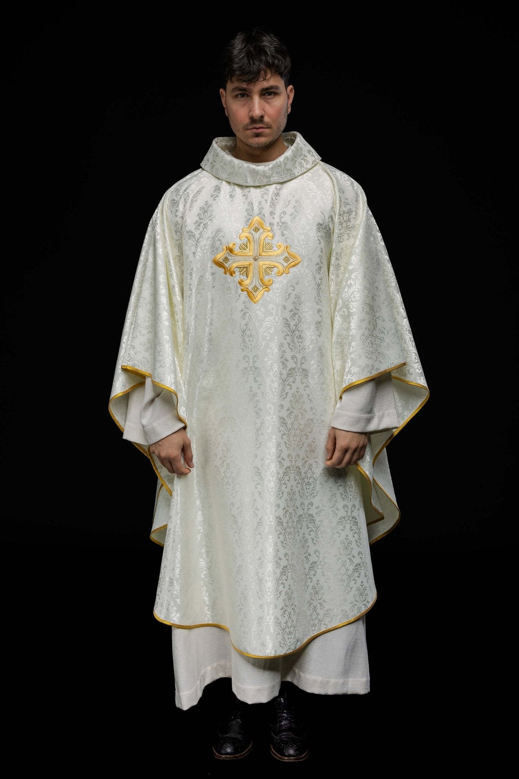 Chasuble écrue avec croix cousue dans un tissu à motifs HIT/197007/05/67 ECRU - CHASUBLES.FR