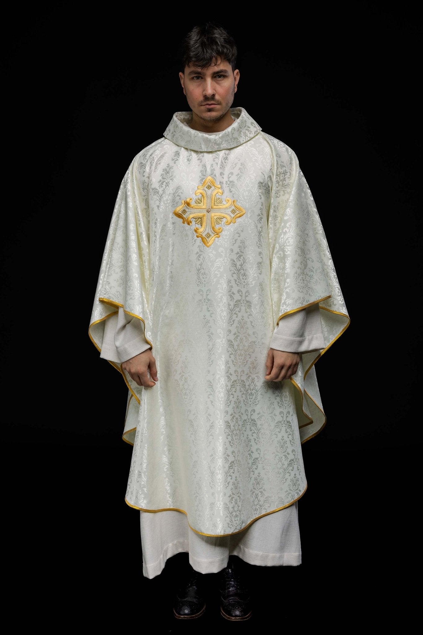 Chasuble écrue avec croix cousue dans un tissu à motifs HIT/197007/05/67 ECRU - CHASUBLES.FR