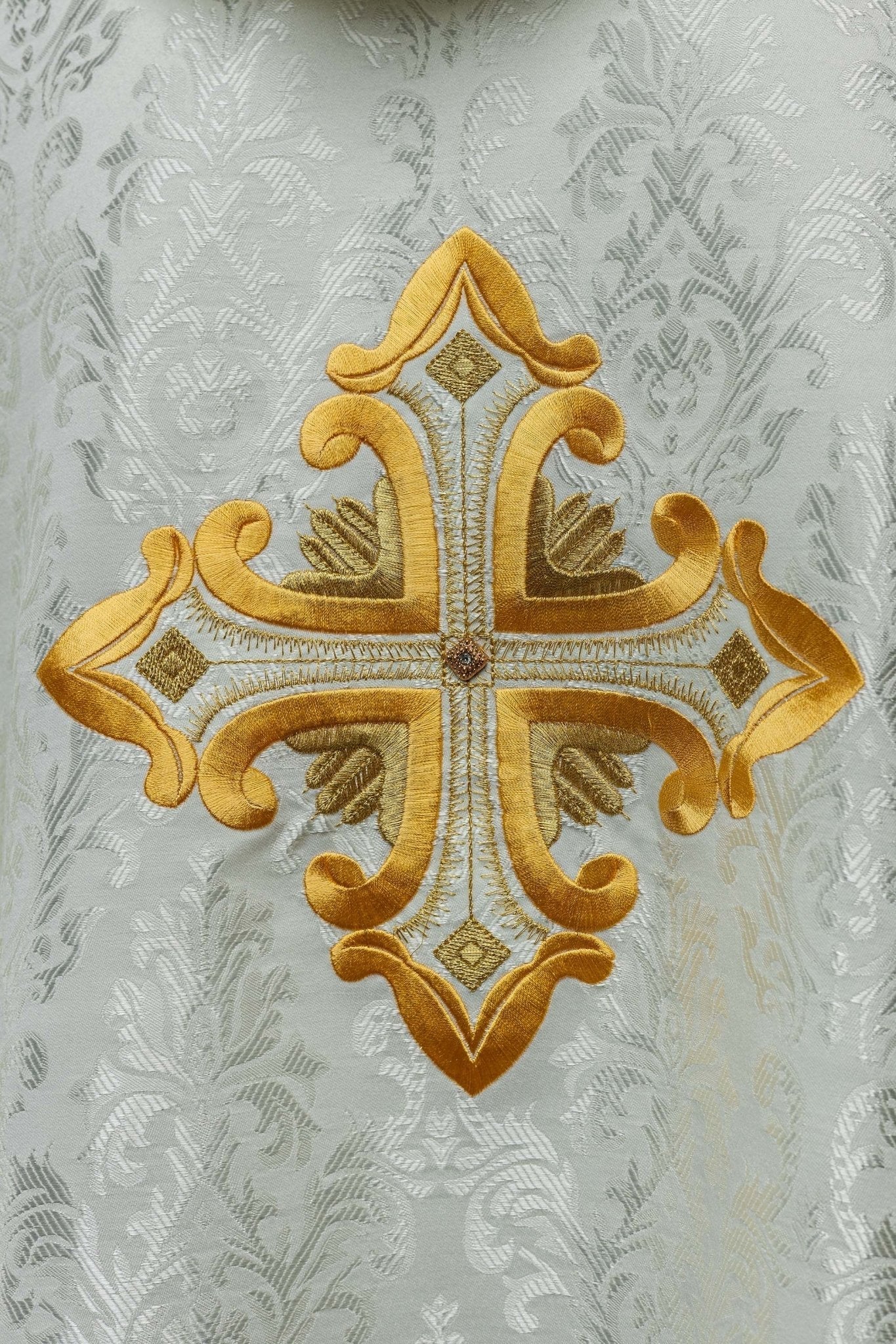 Chasuble écrue avec croix cousue dans un tissu à motifs HIT/197007/05/67 ECRU - CHASUBLES.FR