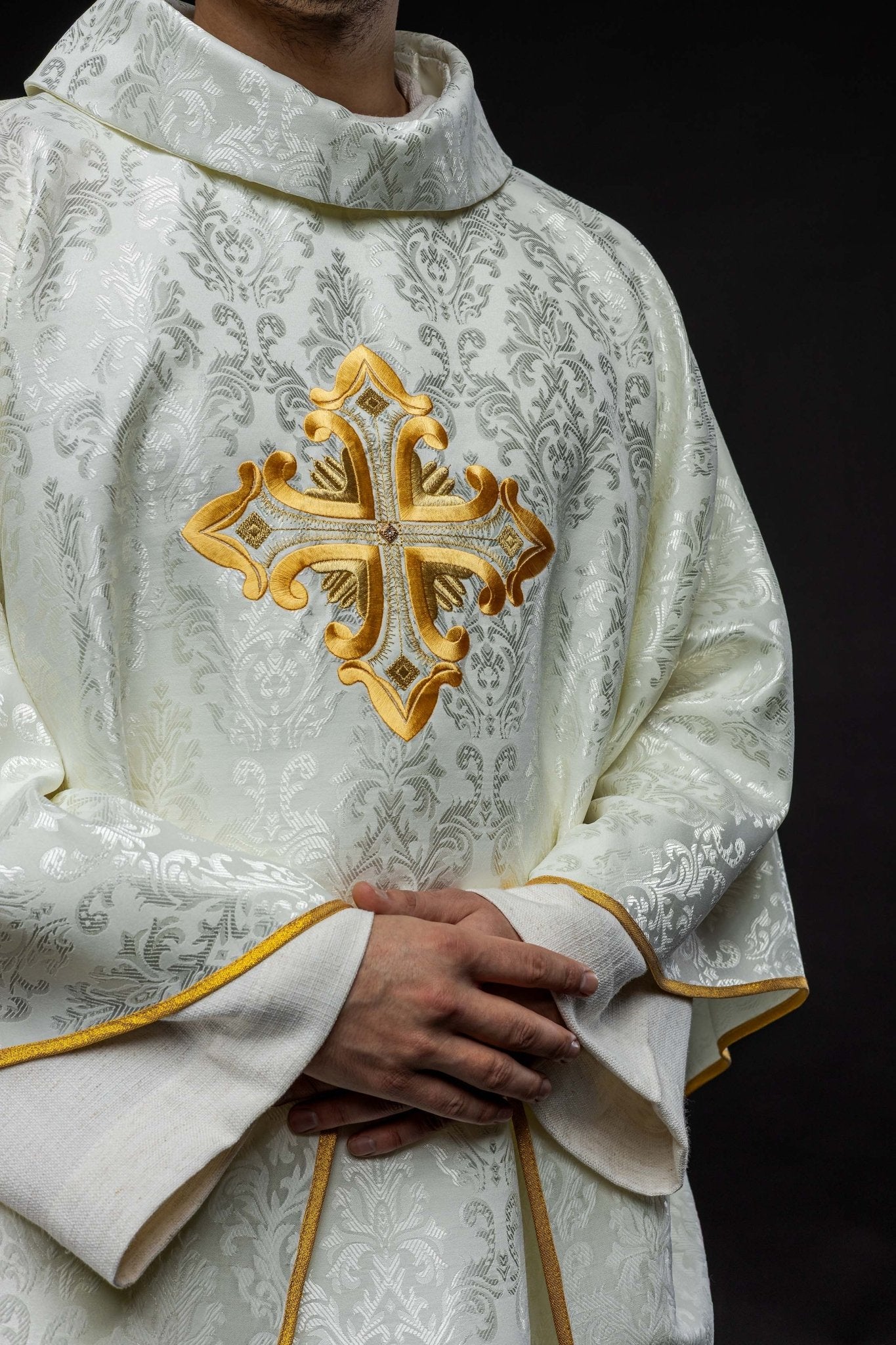 Chasuble écrue avec croix cousue dans un tissu à motifs HIT/197007/05/67 ECRU - CHASUBLES.FR