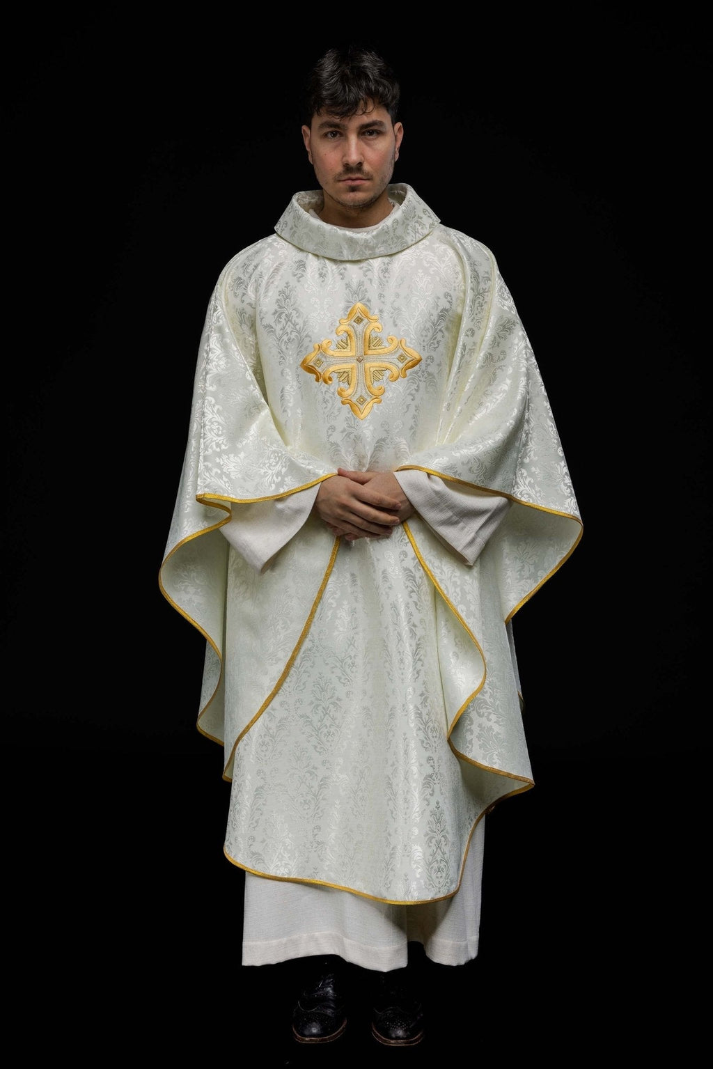 Chasuble écrue avec croix cousue dans un tissu à motifs HIT/197007/05/67 ECRU - CHASUBLES.FR