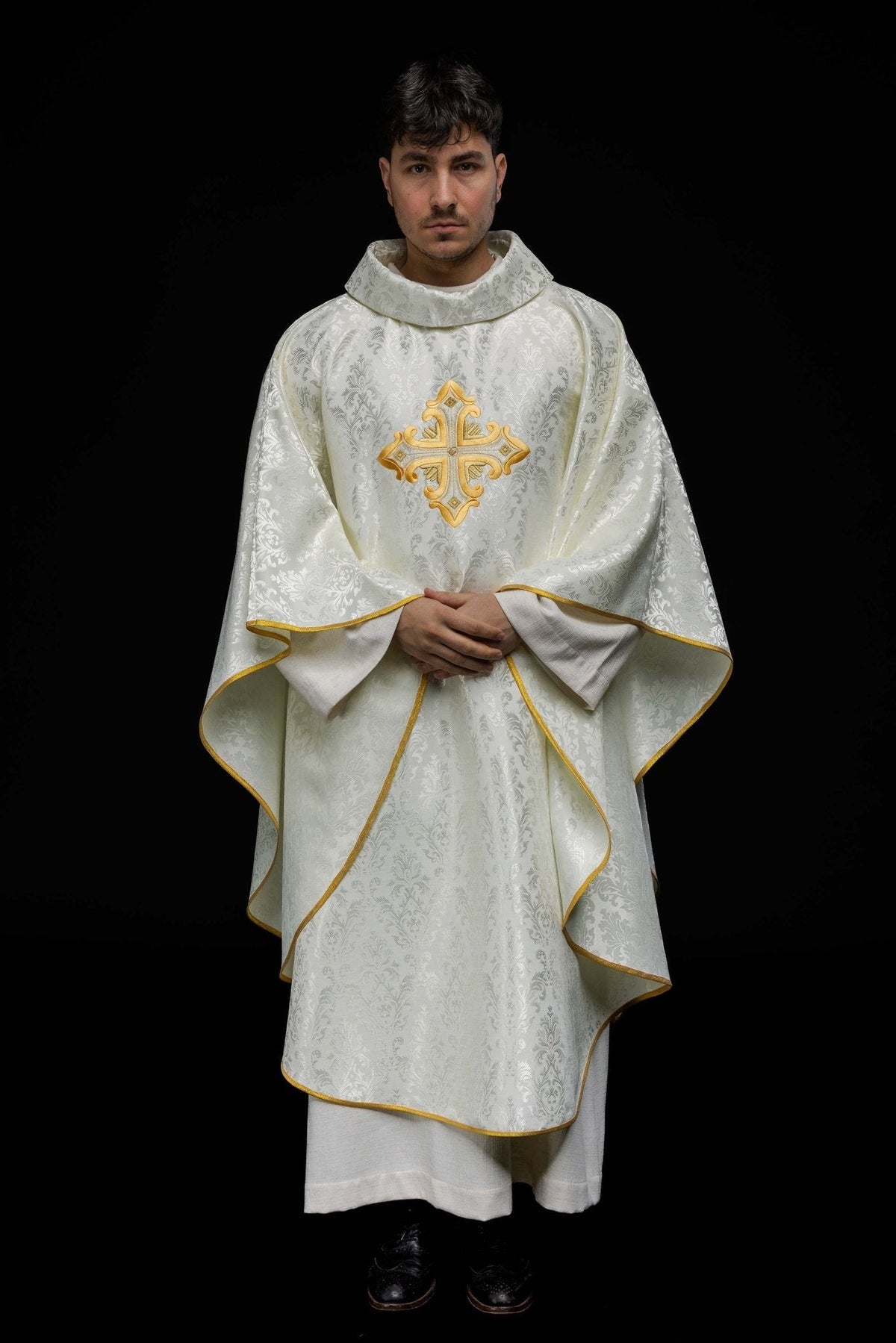 Chasuble écrue avec croix cousue dans un tissu à motifs HIT/197007/05/67 ECRU - CHASUBLES.FR