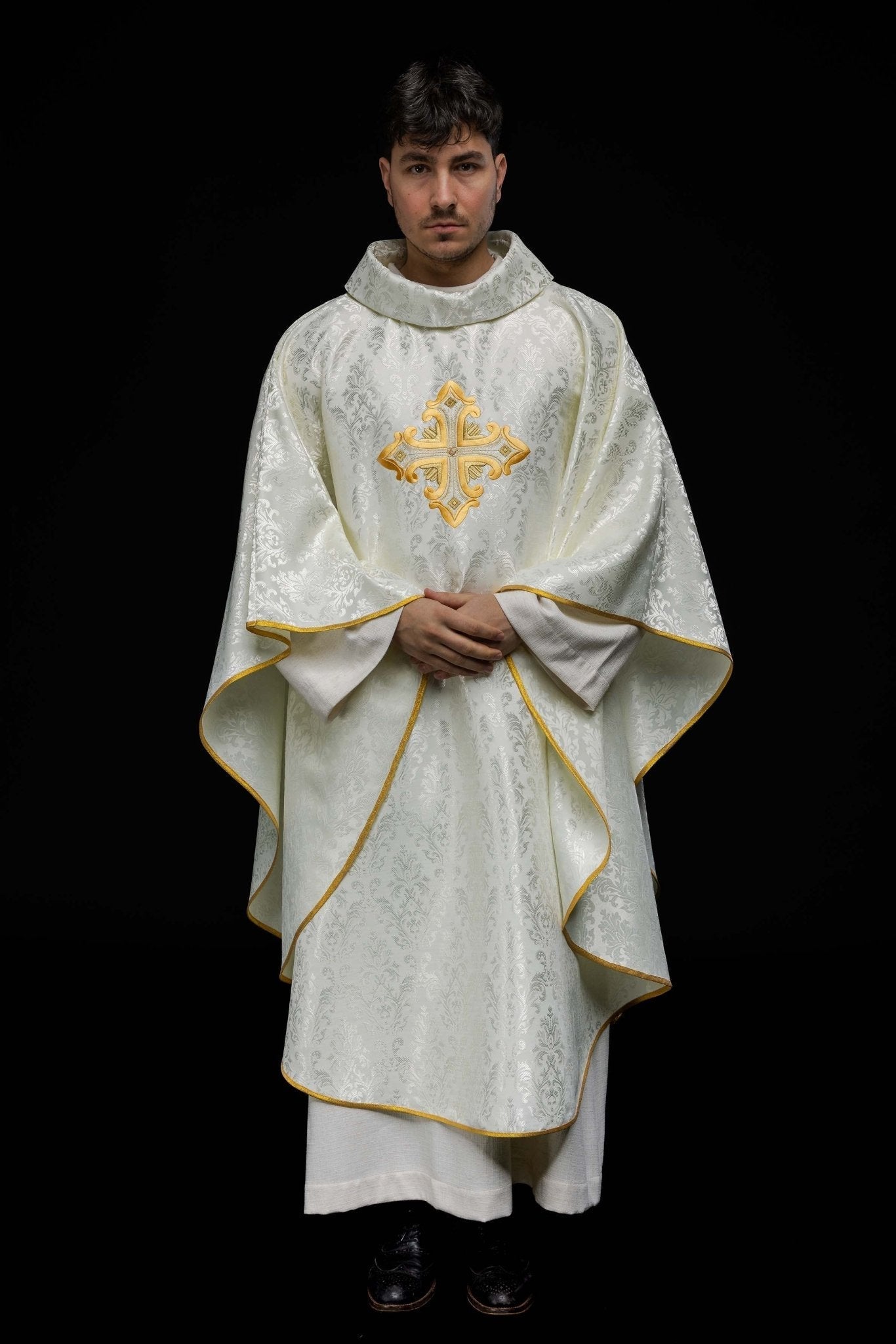 Chasuble écrue avec croix cousue dans un tissu à motifs HIT/197007/05/67 ECRU - CHASUBLES.FR