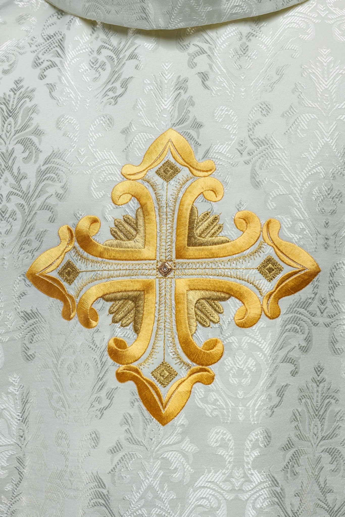 Chasuble écrue avec croix cousue dans un tissu à motifs HIT/197007/05/67 ECRU - CHASUBLES.FR