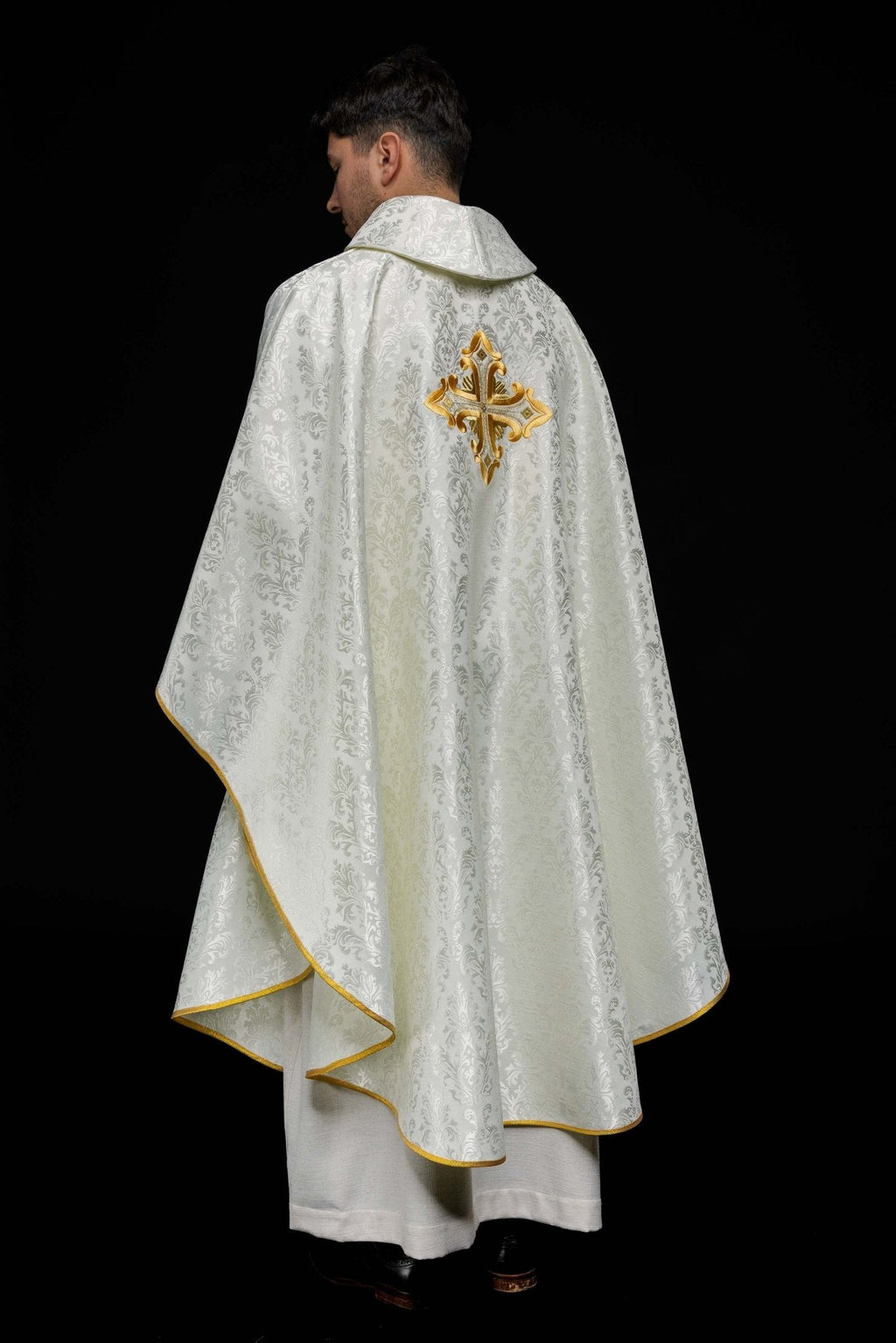 Chasuble écrue avec croix cousue dans un tissu à motifs HIT/197007/05/67 ECRU - CHASUBLES.FR