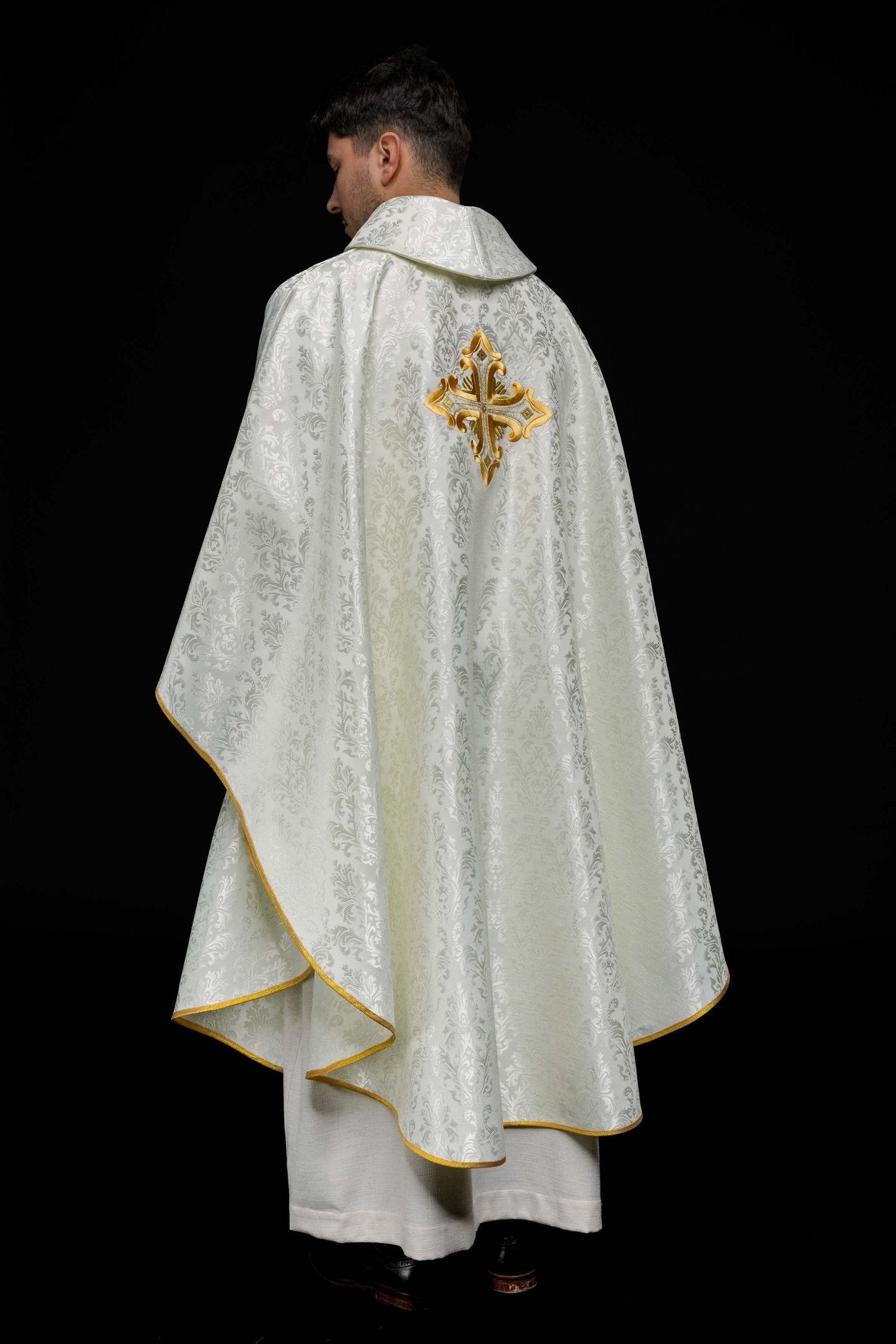 Chasuble écrue avec croix cousue dans un tissu à motifs HIT/197007/05/67 ECRU - CHASUBLES.FR