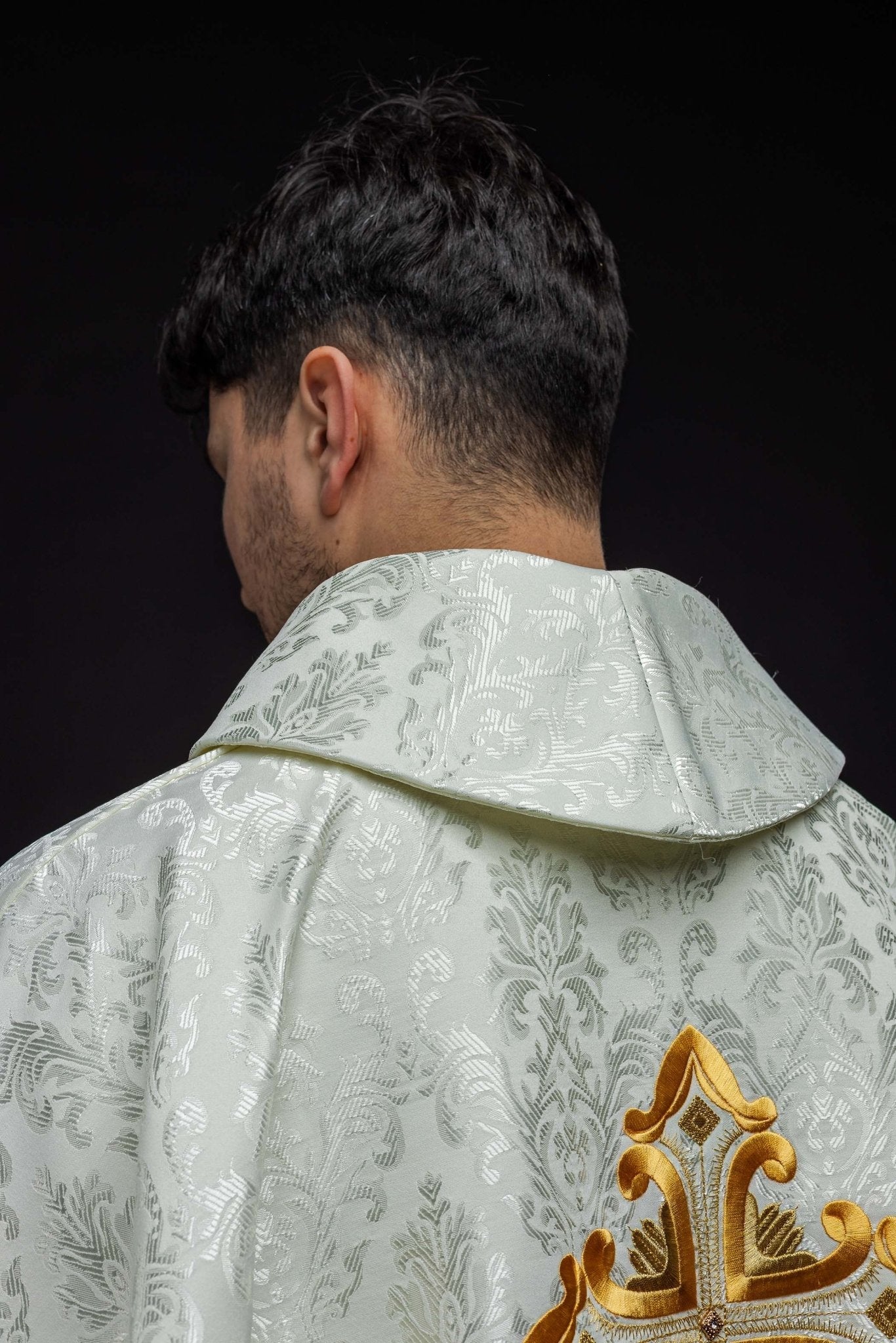 Chasuble écrue avec croix cousue dans un tissu à motifs HIT/197007/05/67 ECRU - CHASUBLES.FR