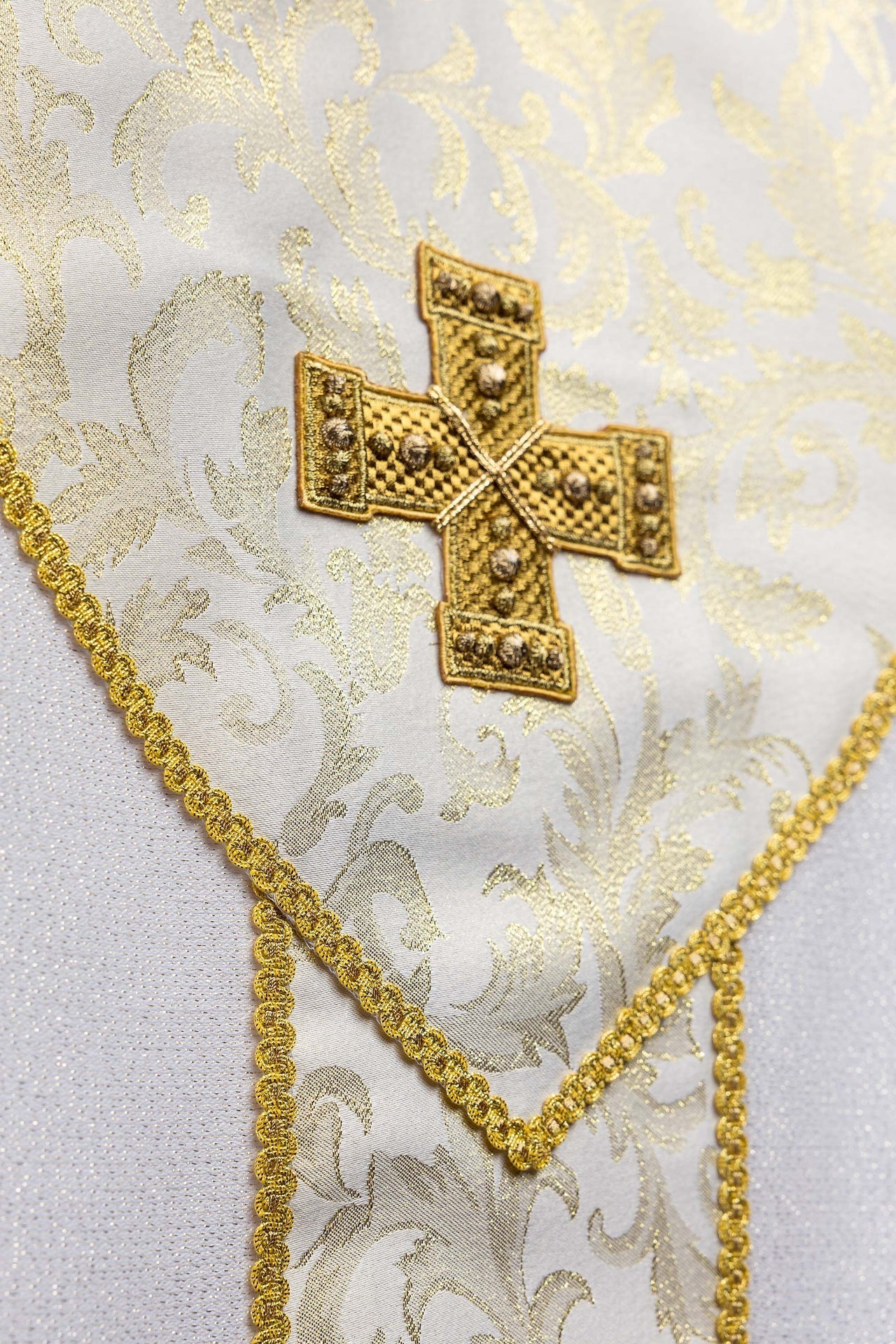 Chasuble écrue avec croix ornée de tissu jacquard LE/7075/05 - CHASUBLES.FR