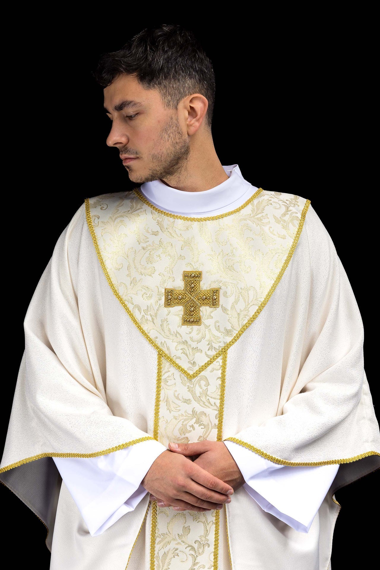 Chasuble écrue avec croix ornée de tissu jacquard LE/7075/05 - CHASUBLES.FR