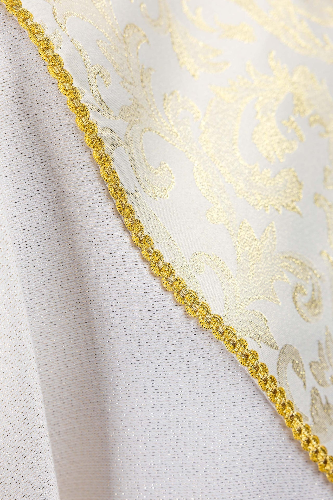 Chasuble écrue avec croix ornée de tissu jacquard LE/7075/05 - CHASUBLES.FR