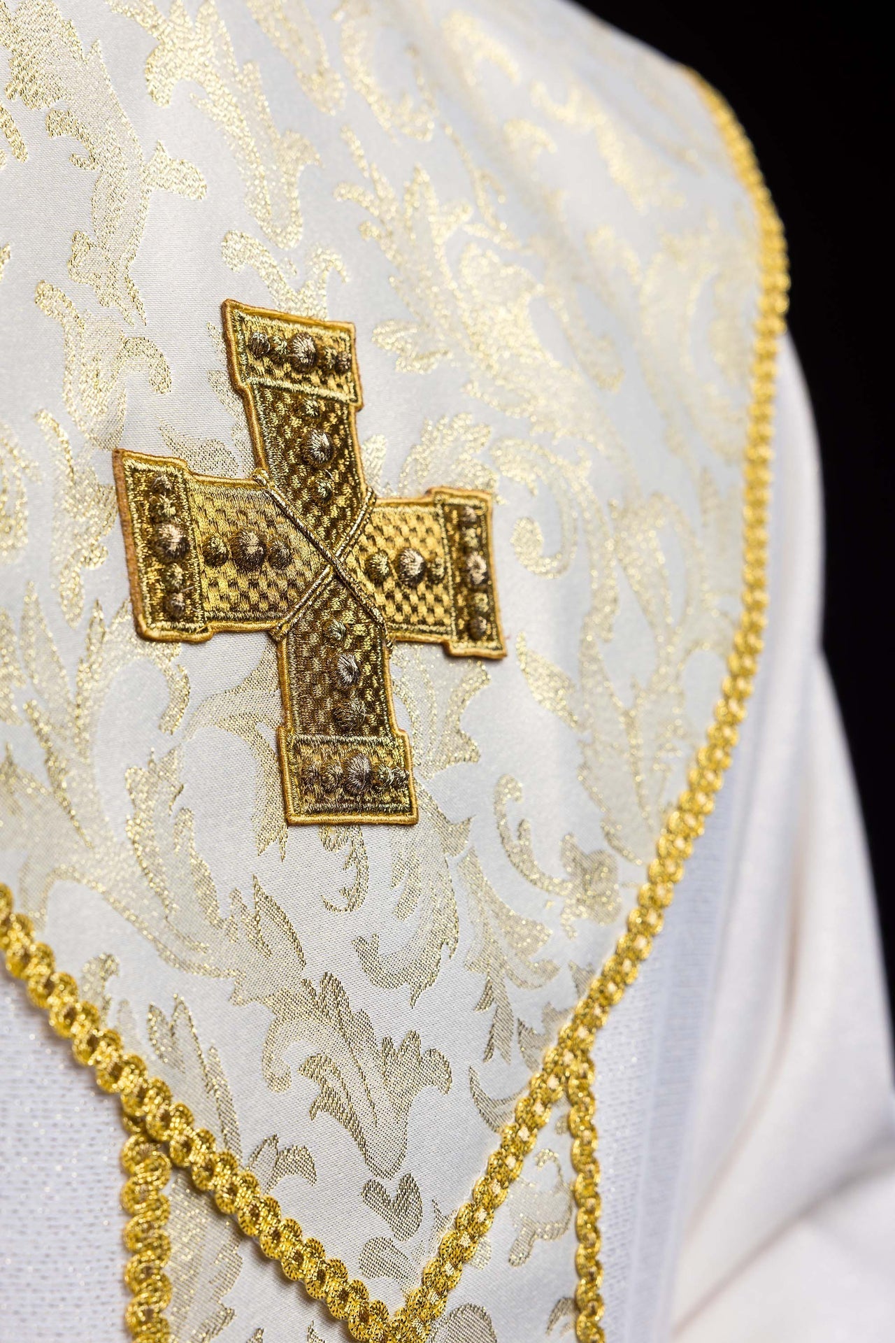 Chasuble écrue avec croix ornée de tissu jacquard LE/7075/05 - CHASUBLES.FR