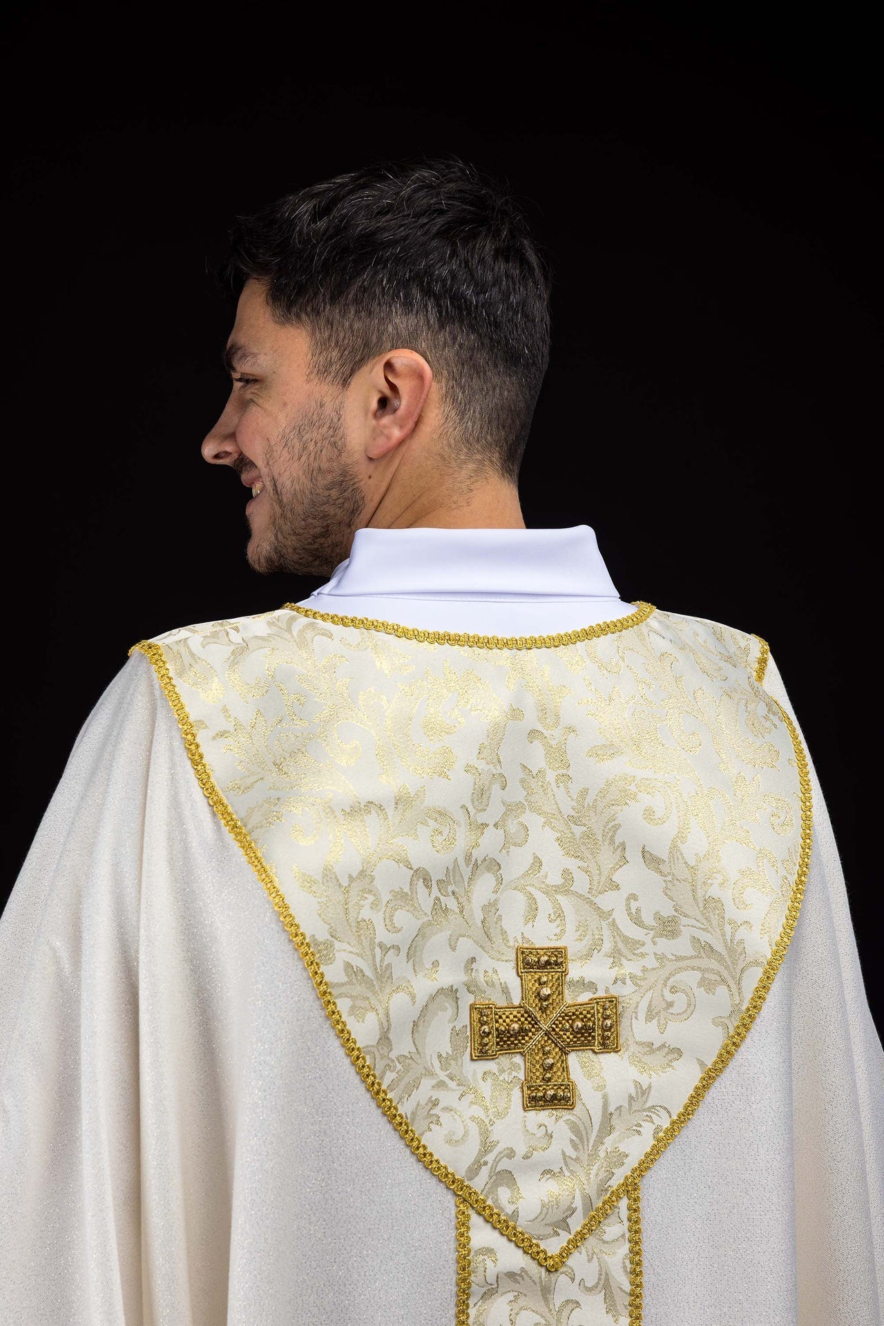 Chasuble écrue avec croix ornée de tissu jacquard LE/7075/05 - CHASUBLES.FR
