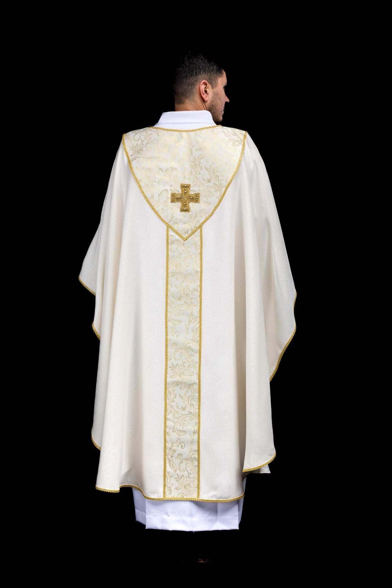 Chasuble écrue avec croix ornée de tissu jacquard LE/7075/05 - CHASUBLES.FR