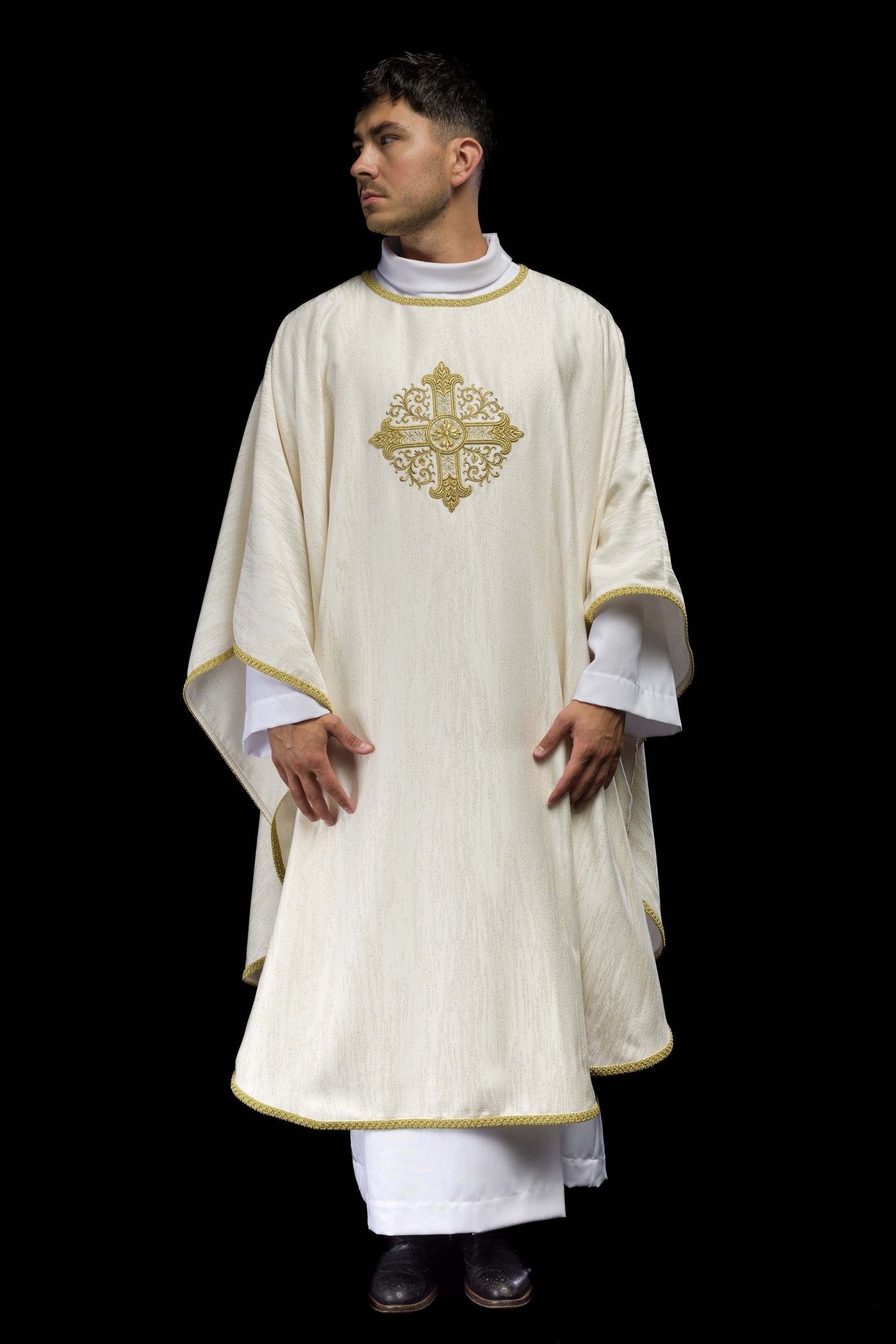 Chasuble écrue avec motif brodé de croix sur tissu ornemental KOA/006/05/99 - CHASUBLES.FR
