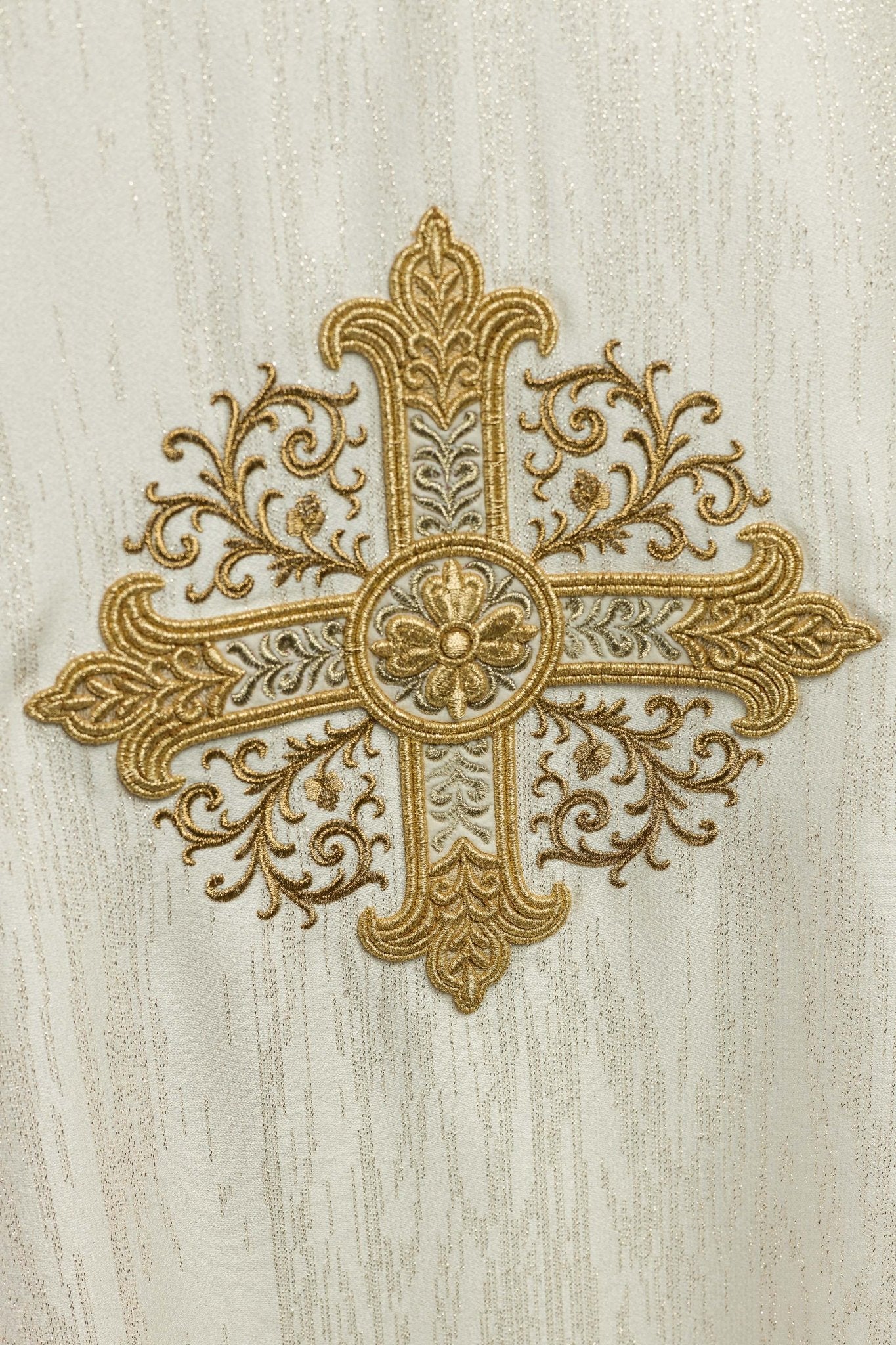 Chasuble écrue avec motif brodé de croix sur tissu ornemental KOA/006/05/99 - CHASUBLES.FR