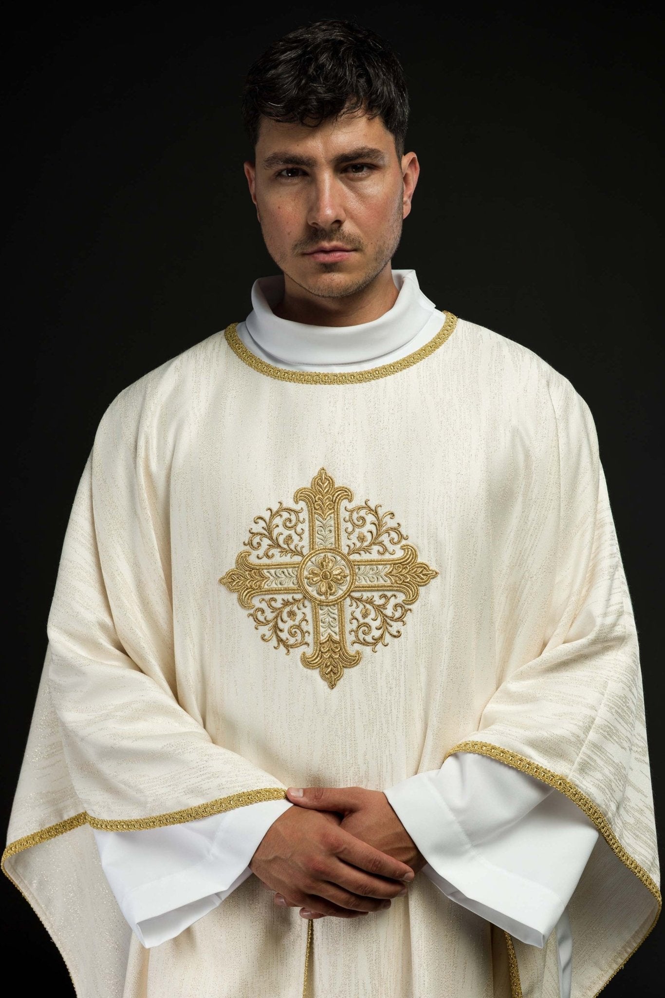 Chasuble écrue avec motif brodé de croix sur tissu ornemental KOA/006/05/99 - CHASUBLES.FR