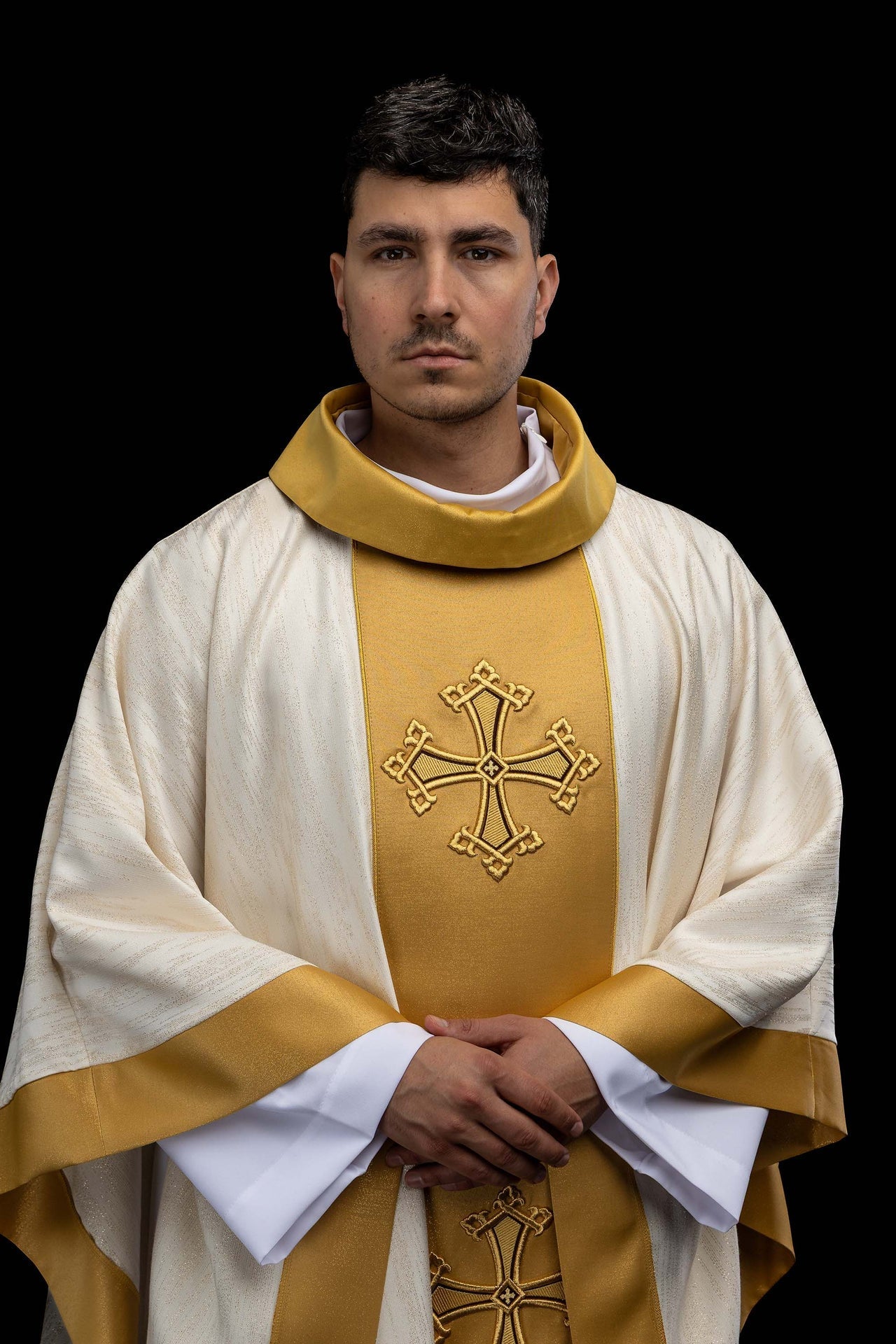 Chasuble écrue avec motif de croix brodé et bande en tissu décoratif LE/7034/05 - CHASUBLES.FR